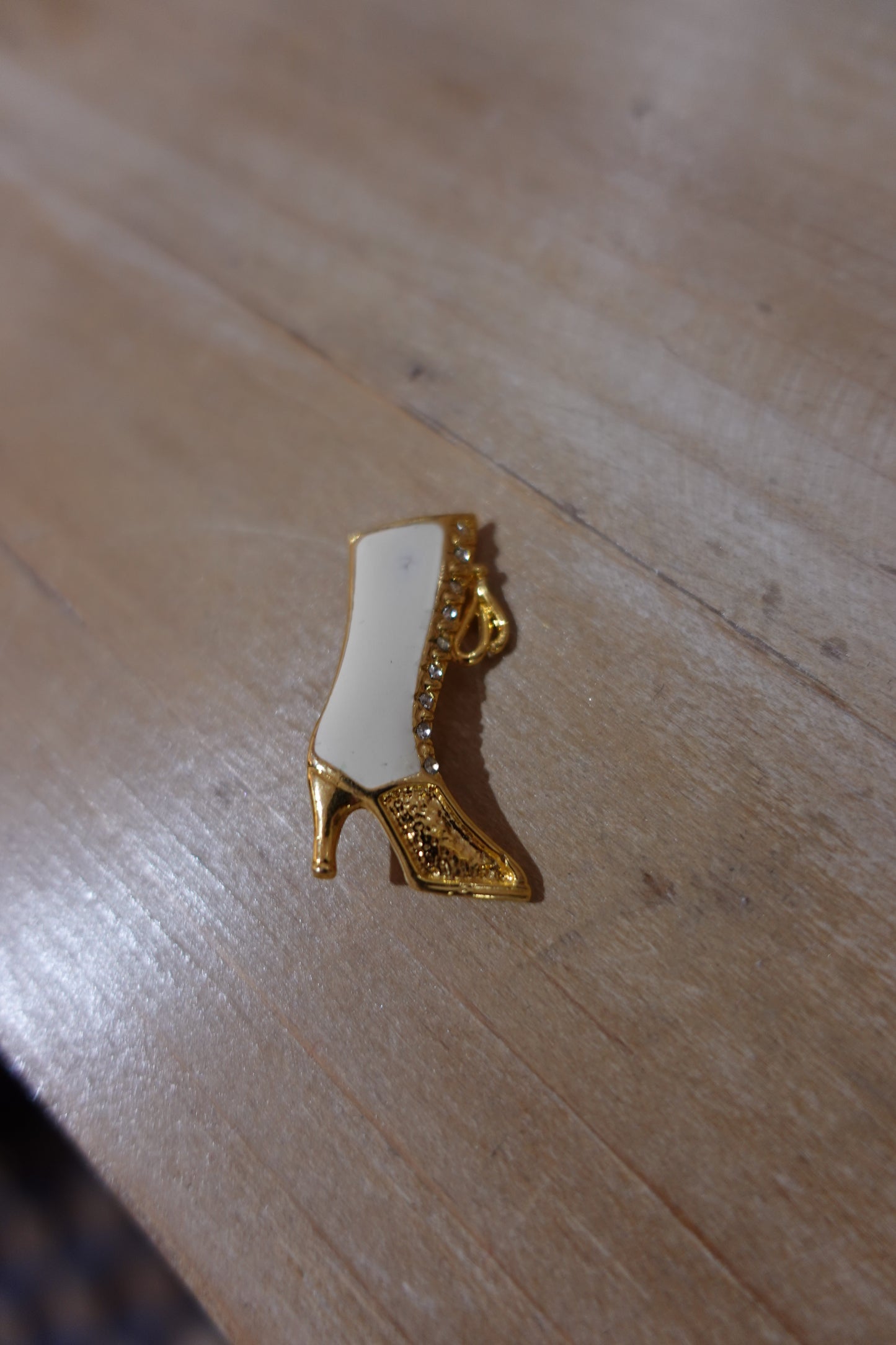 Broche vintage botte blanche émaillée et dorée