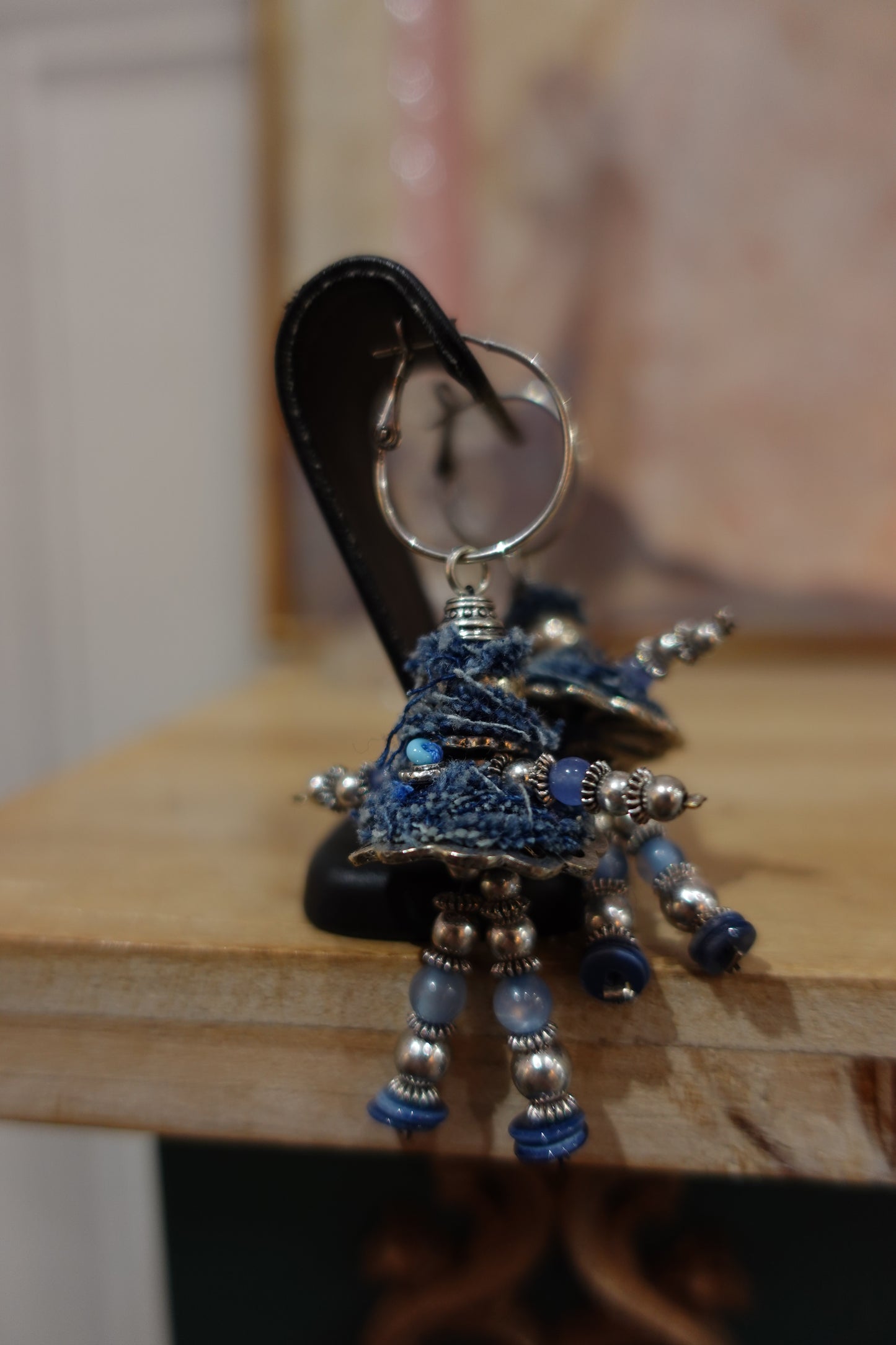 Boucles d’oreilles artisanales vintage “Petits bonshommes” en jean recyclé et perles bleues