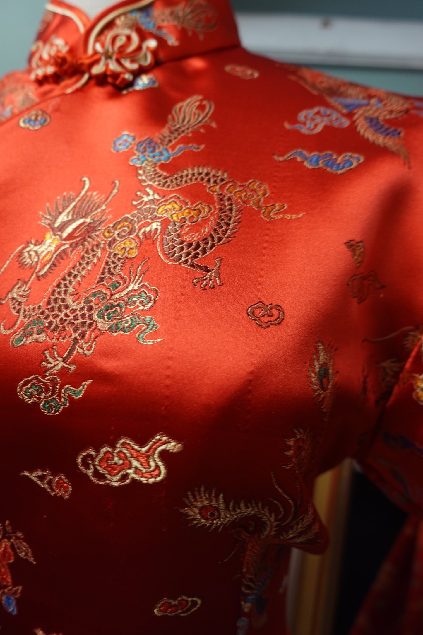 Robe Qipao Rétro en Brocart Satiné – Rouge Impérial