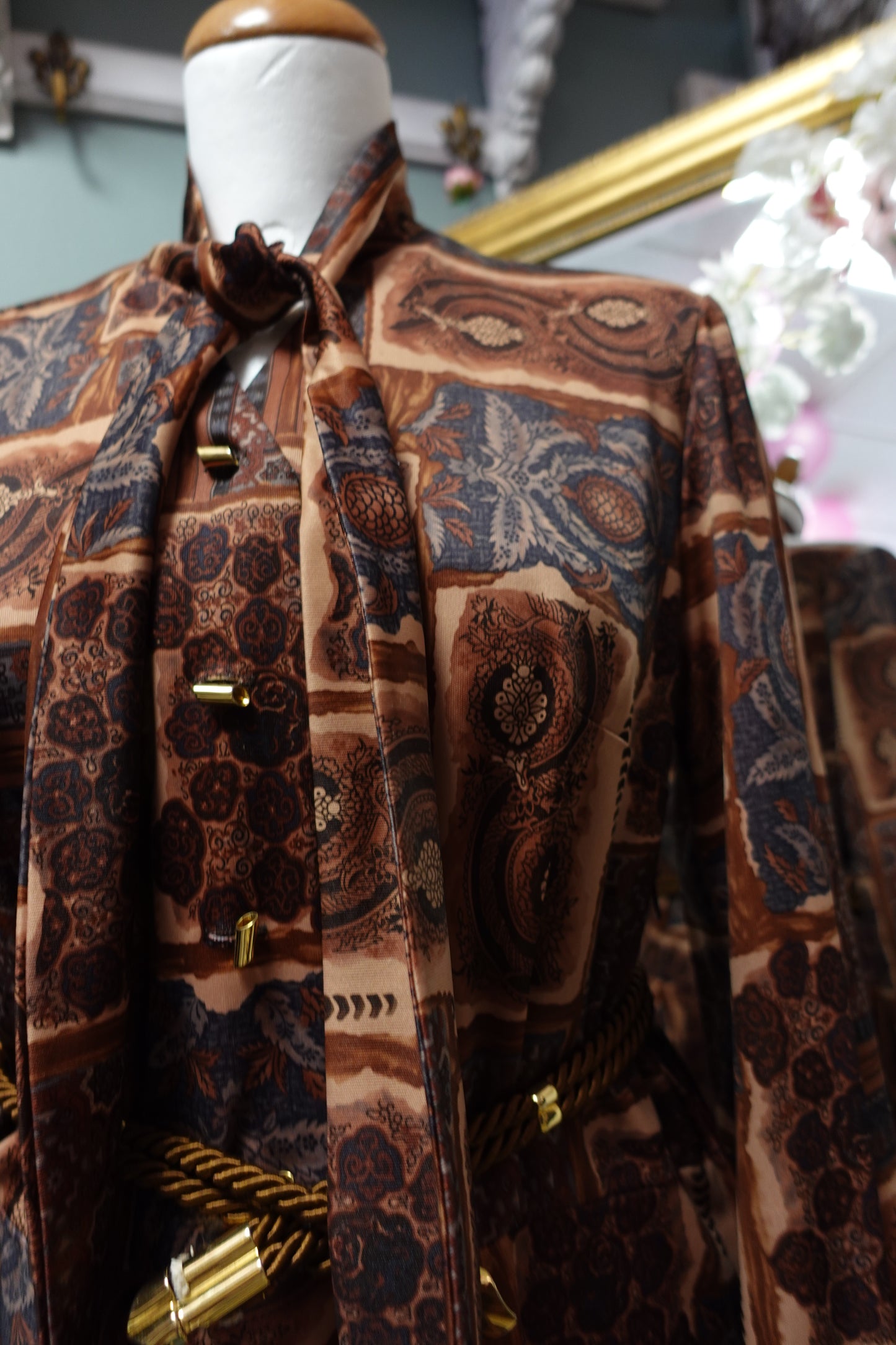 Robe Midi Vintage à Motifs Graphiques Marron & Col Lavallière