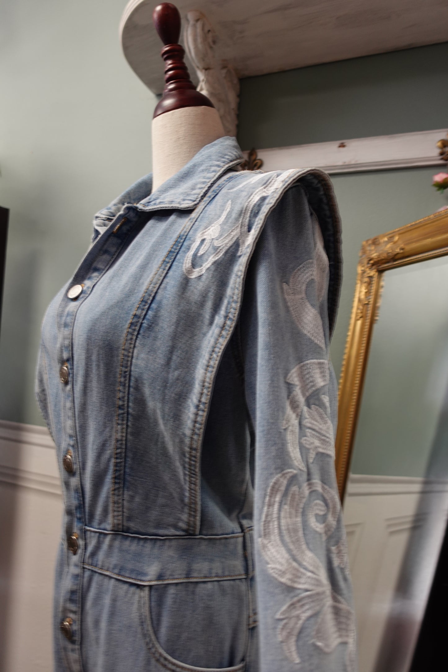 Combinaison en denim structurée – Inspiration Années 80