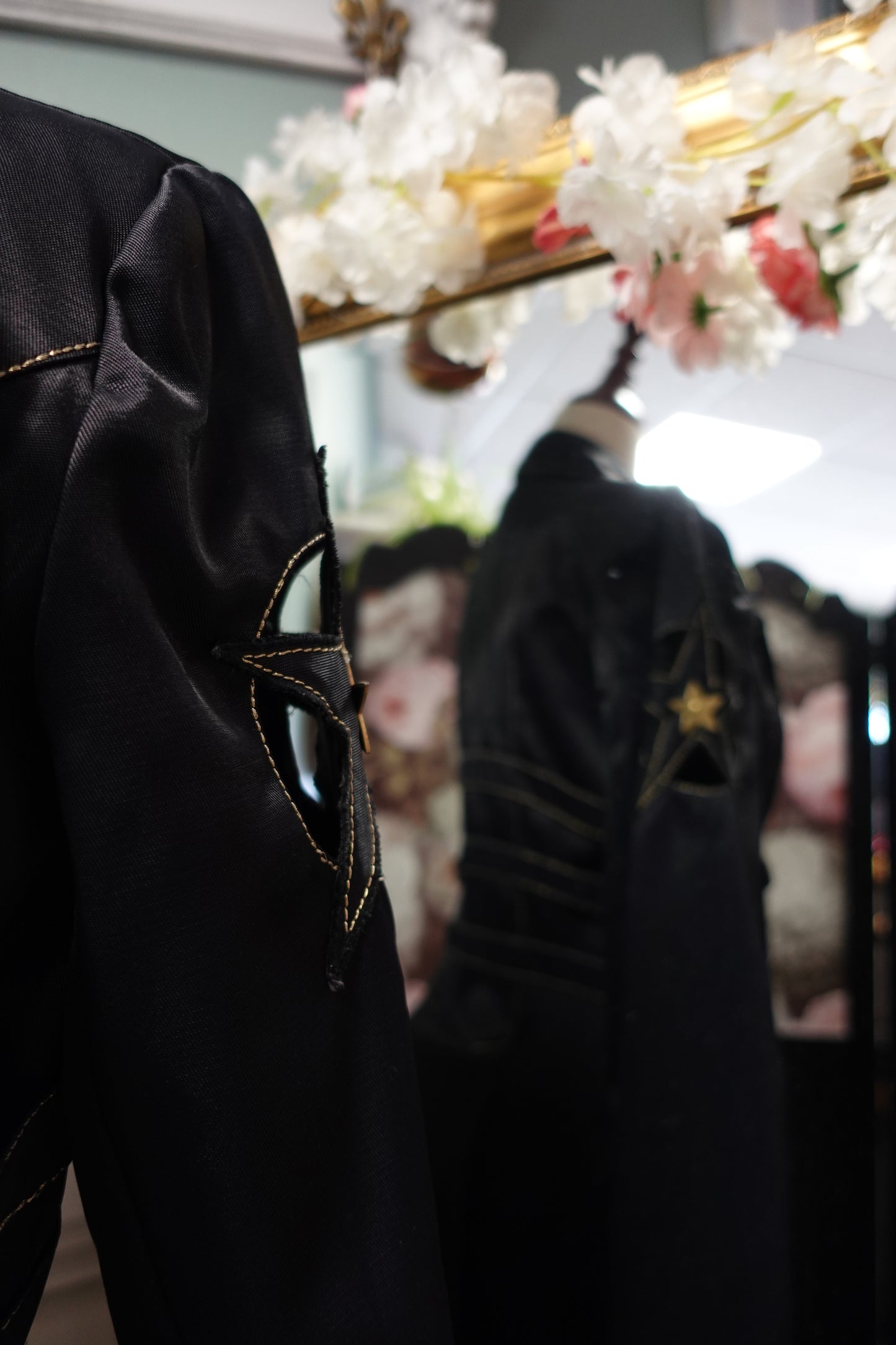 Veste Blazer Asymétrique Vintage — Noir & Boutons Bijoux (Circa 1980)