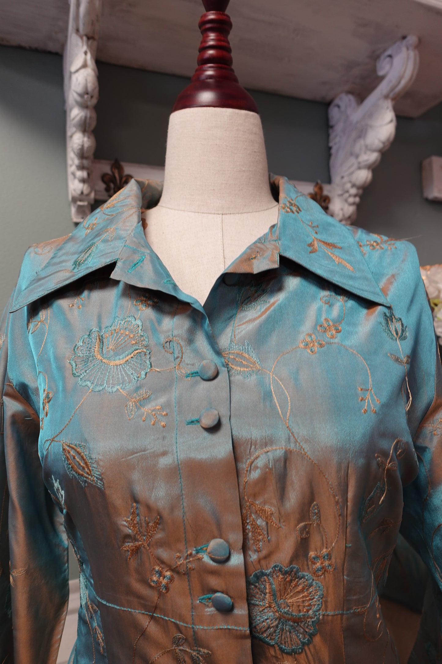 Blouse Satinée Broderies Graphiques & Reflets Dorés — Jacqueline Riu Archives