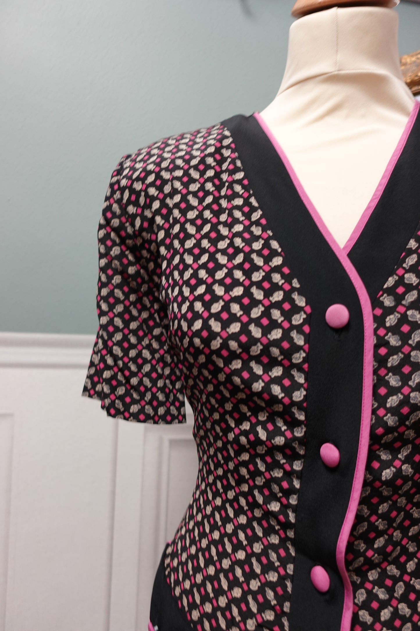 Robe vintage faite main noire et rose à motifs poissons – Style années 80/90