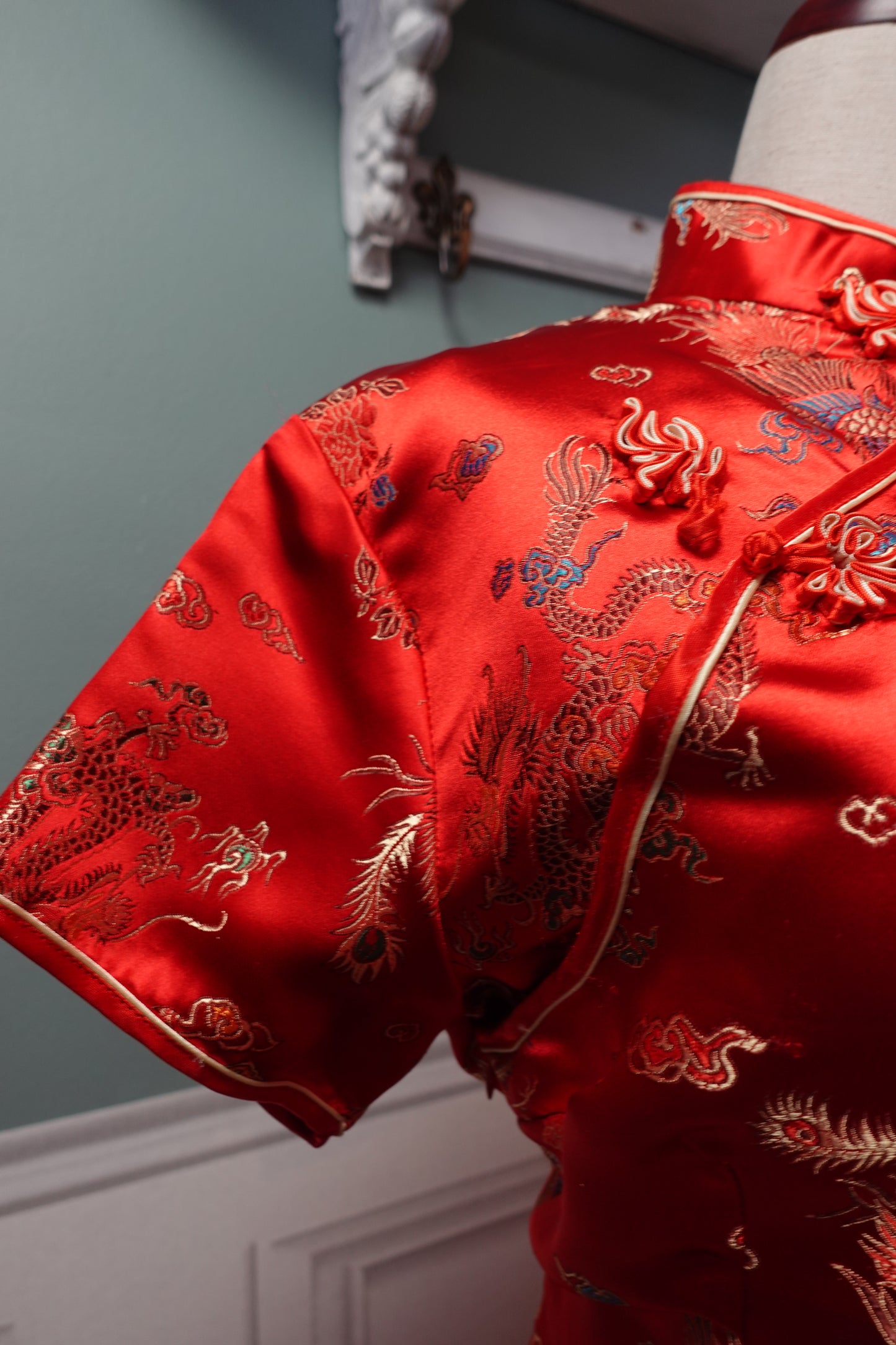 Robe Qipao Rétro en Brocart Satiné – Rouge Impérial