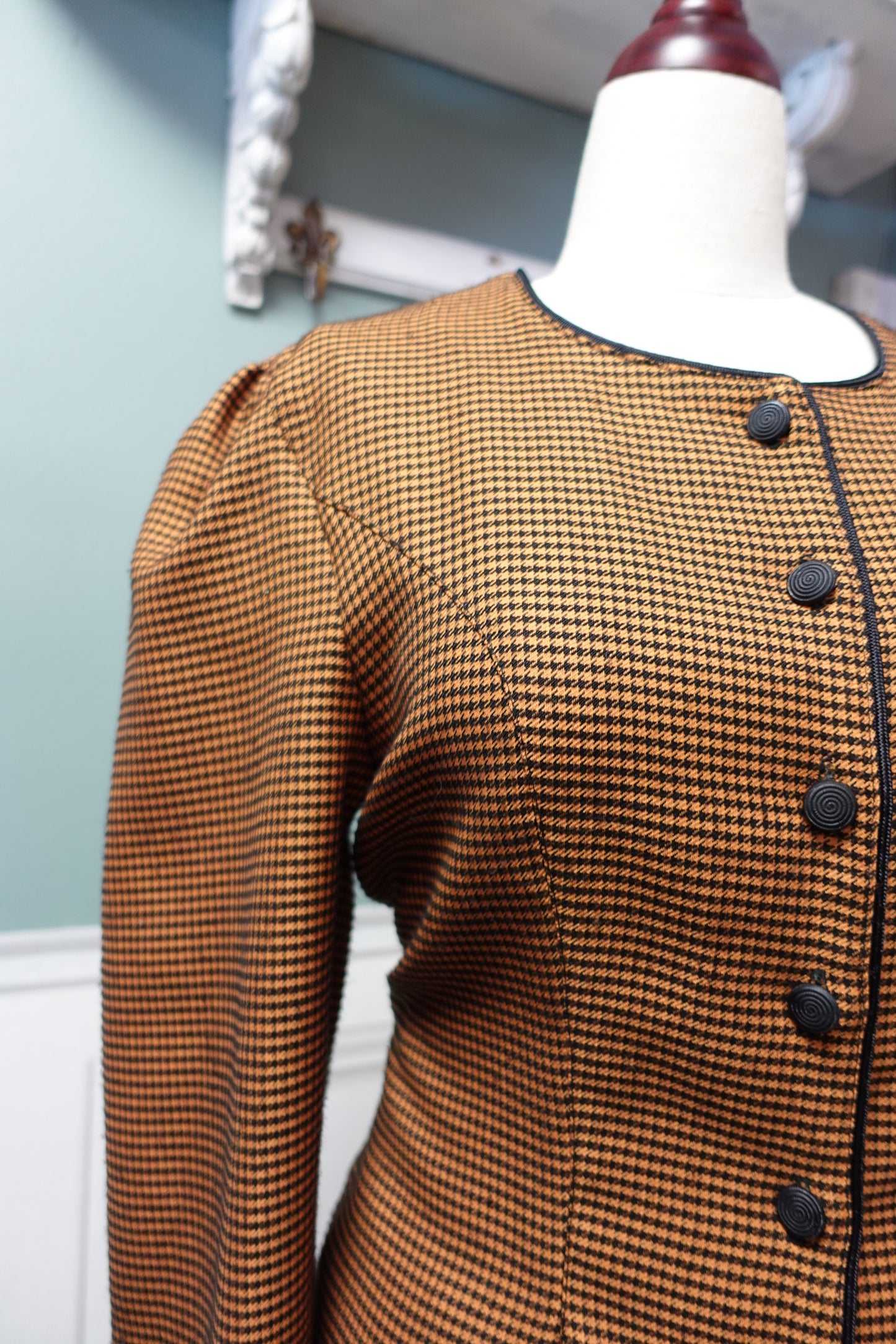 Veste Vintage Cintrée Pied-de-Poule – Détail Nœuds au Dos