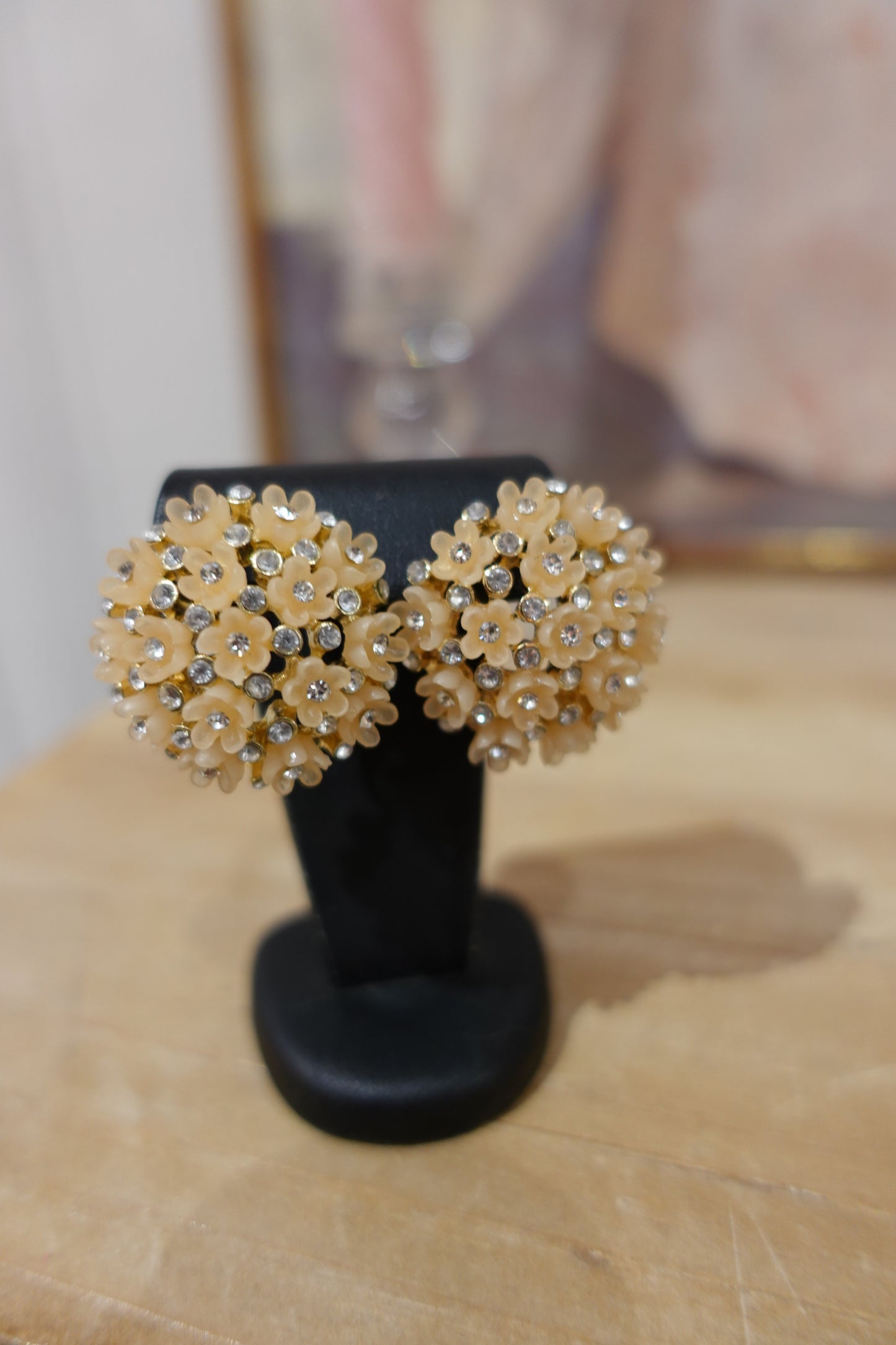 Boucles d’oreilles vintage fleurs crème et strass dorées – Années 60/70
