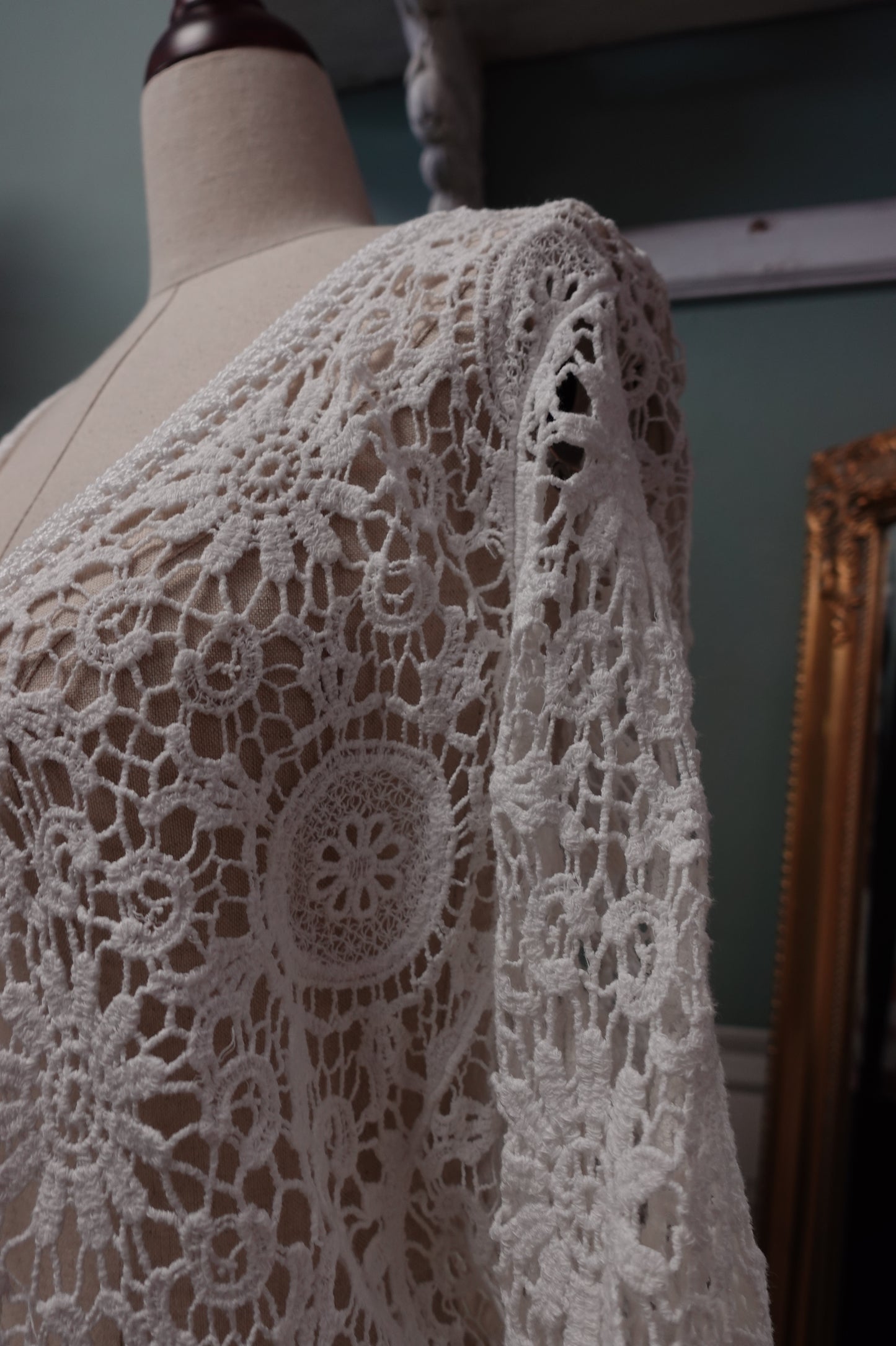 Gilet vintage en crochet blanc – Style bohème chic