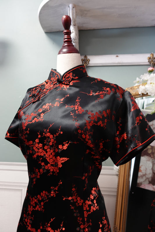 Robe Qipao Vintage en Soie Noire & Brocarts Rouges