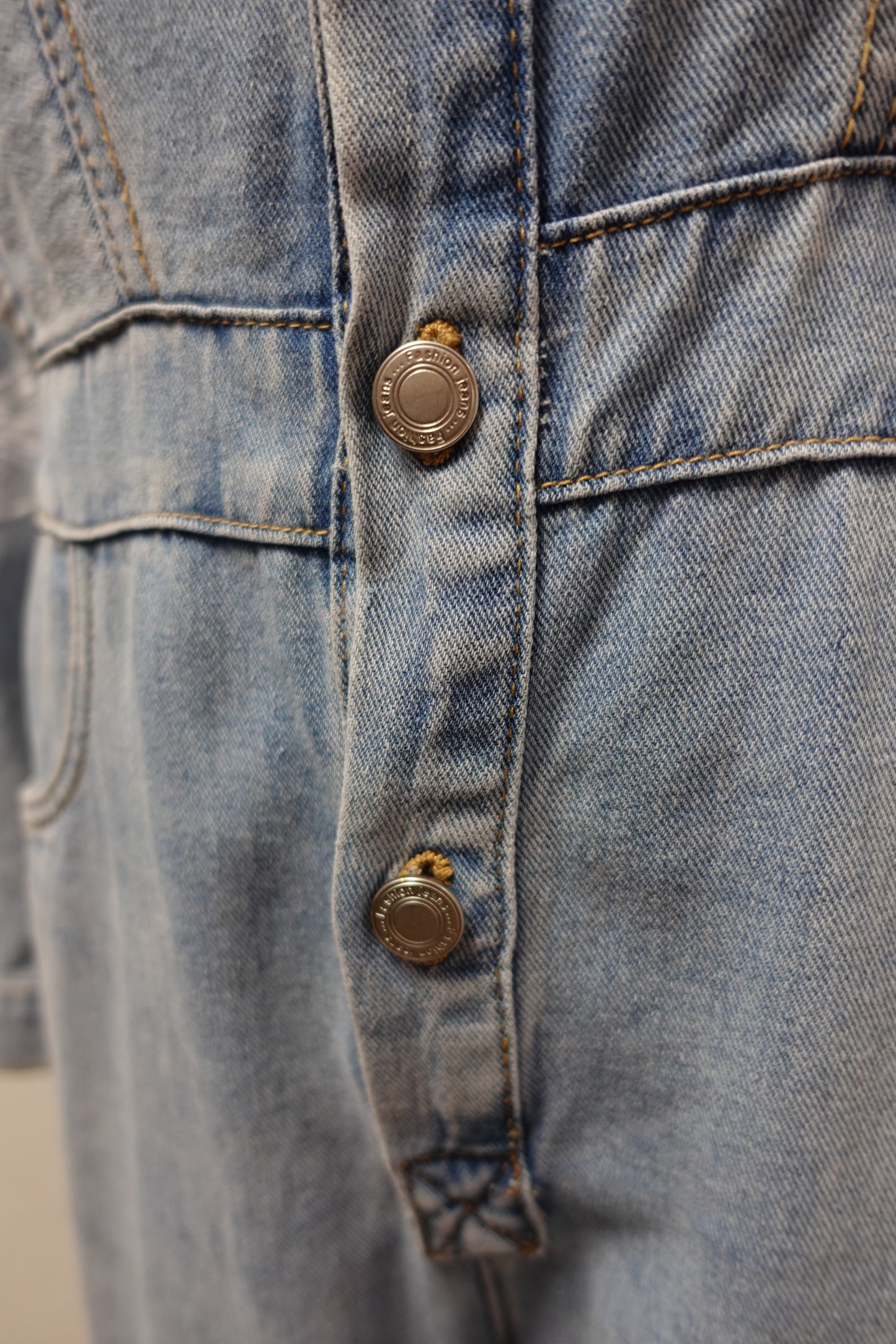 Combinaison en denim structurée – Inspiration Années 80