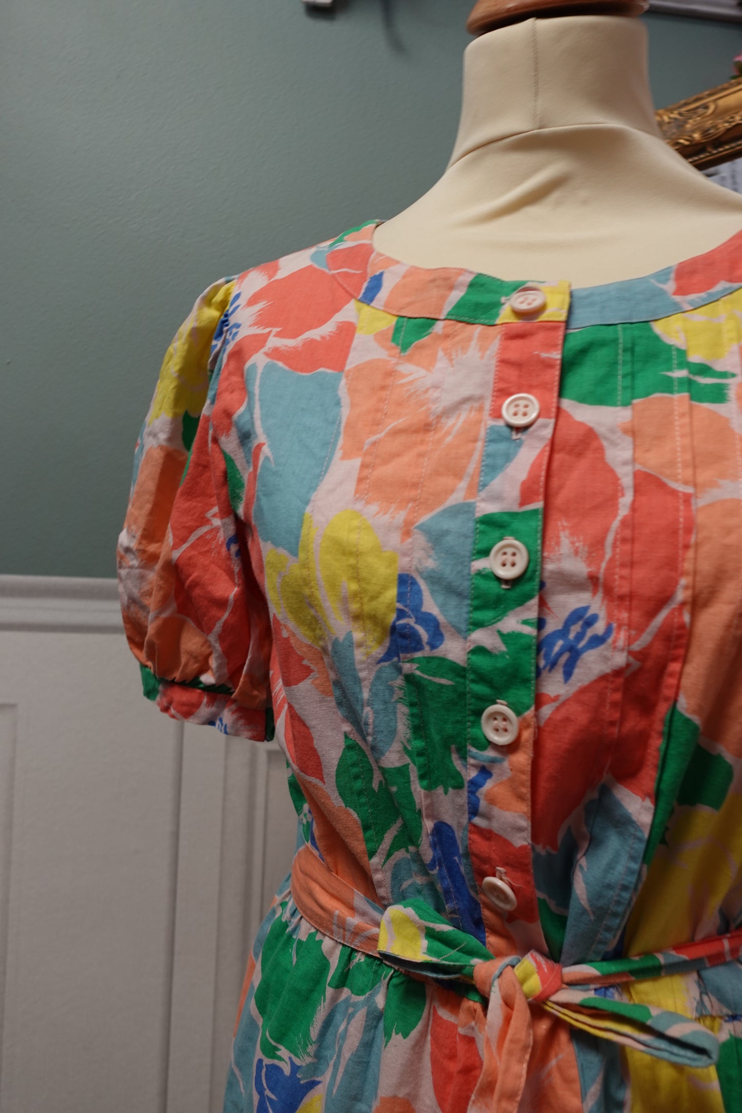 Robe vintage fleurie Made in France 100 % coton – Ceinturée