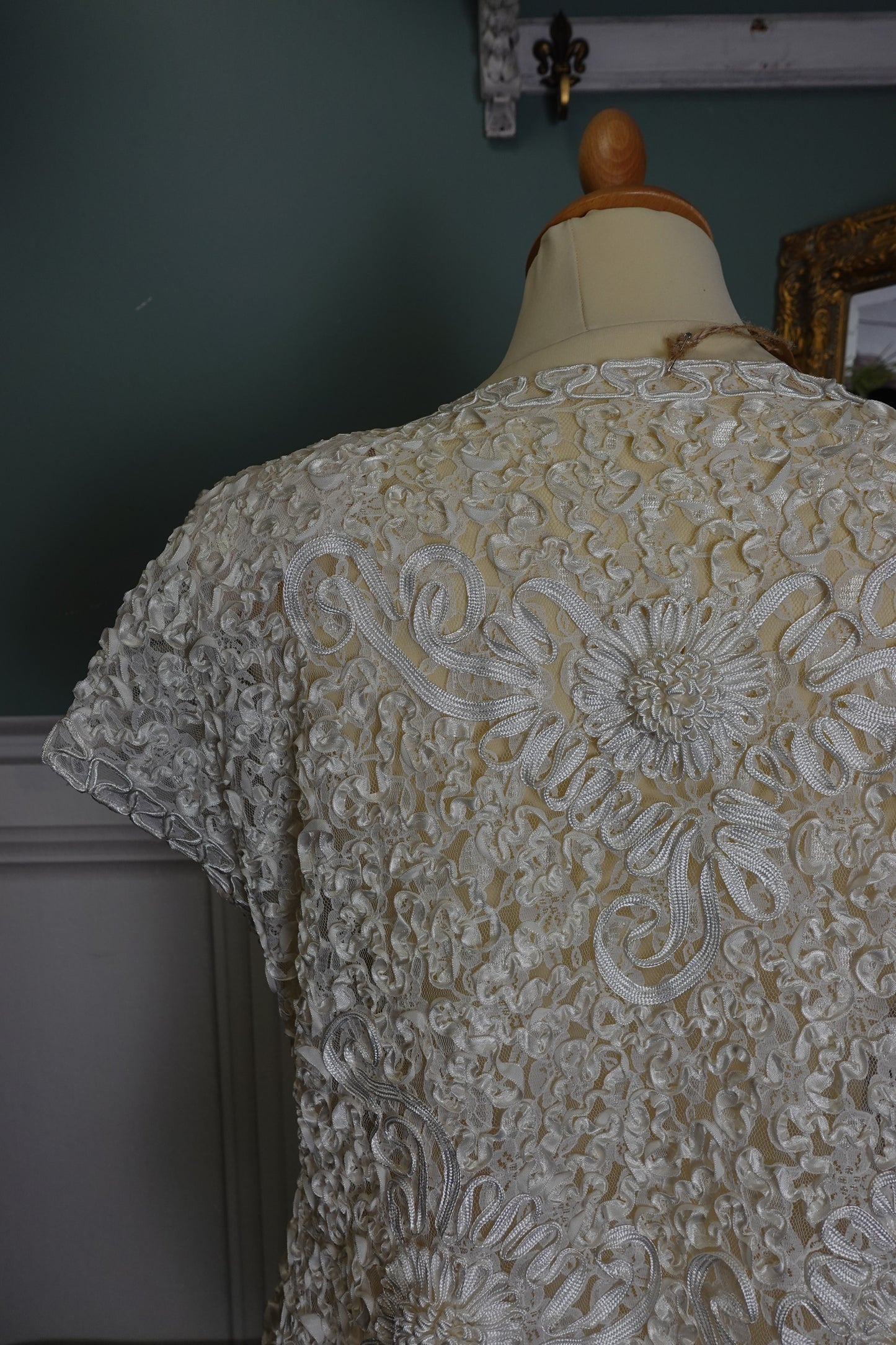 Gilet vintage blanc texturé à appliqués floraux