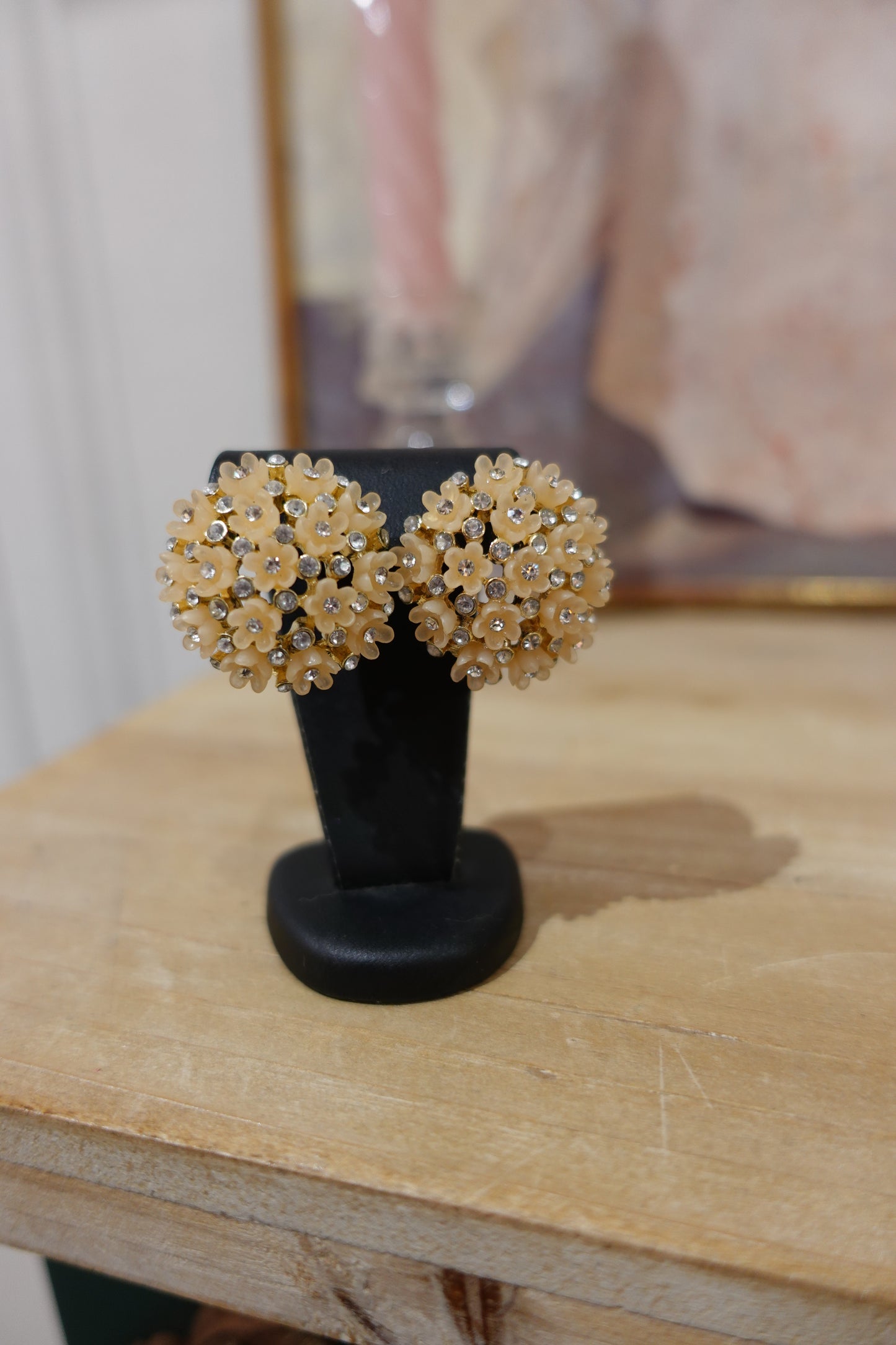 Boucles d’oreilles vintage fleurs crème et strass dorées – Années 60/70