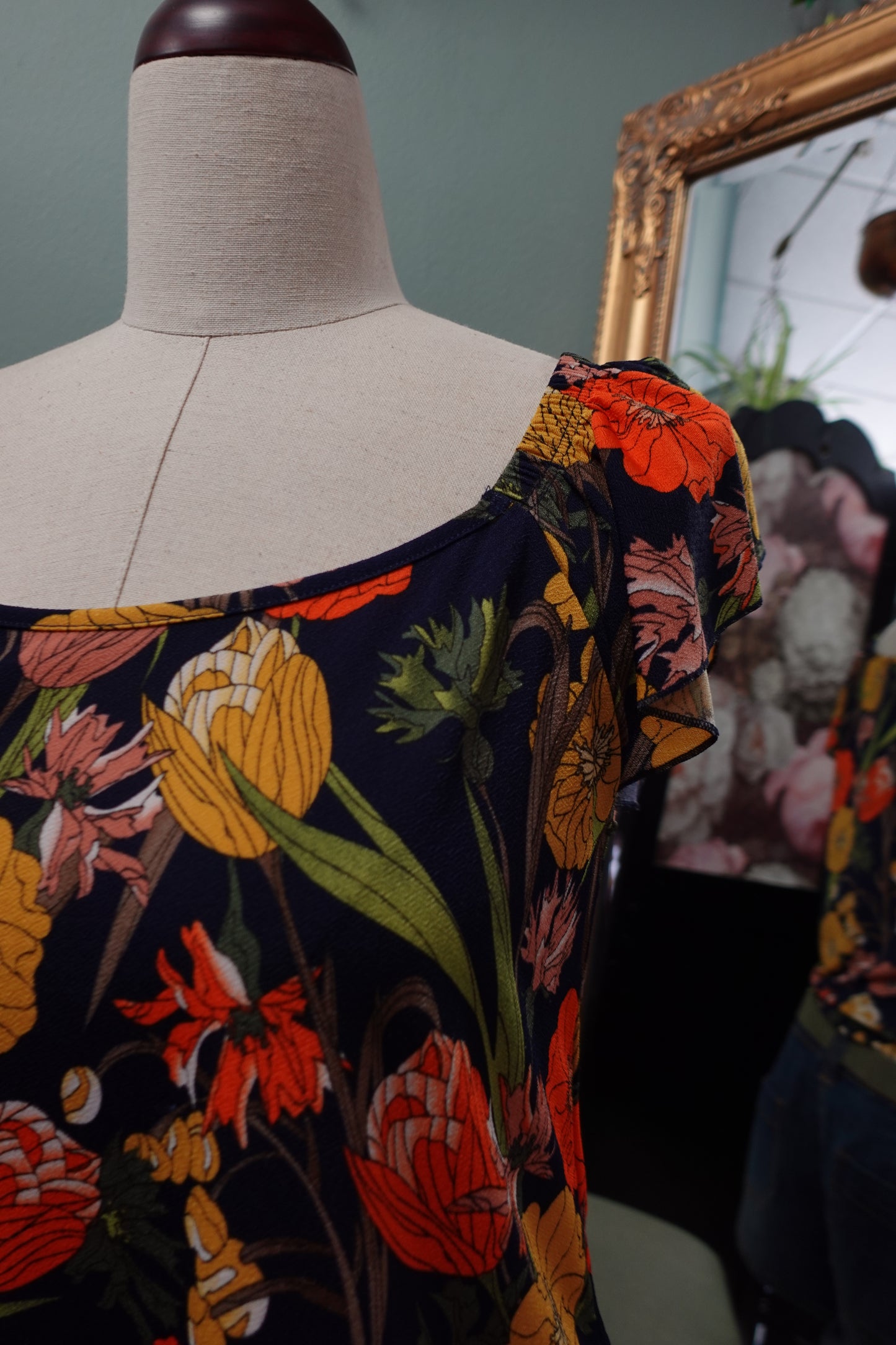 T-shirt stretch imprimé "Capucine" – Bleu Marine & Fleurs Colorées