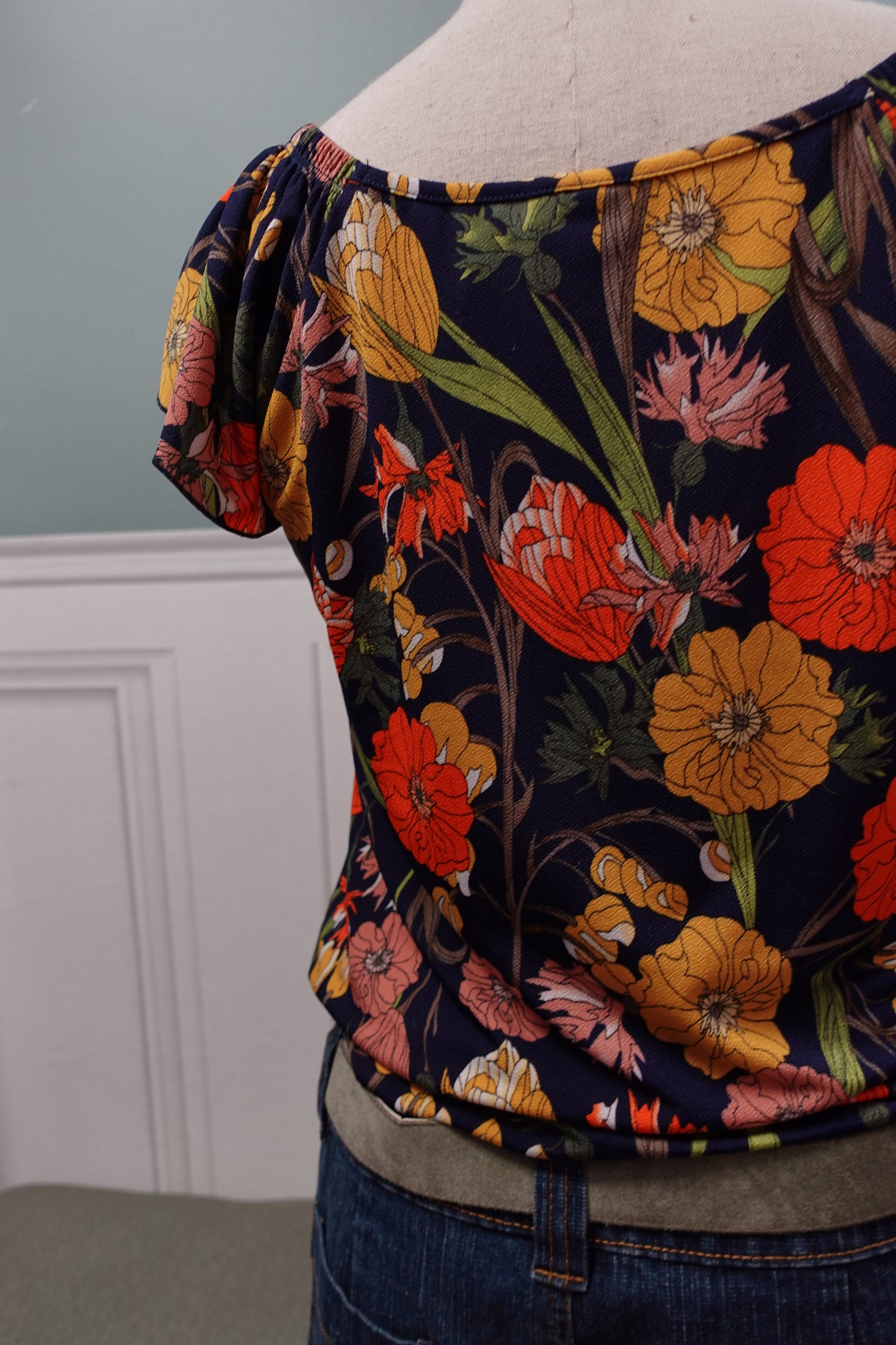 T-shirt stretch imprimé "Capucine" – Bleu Marine & Fleurs Colorées