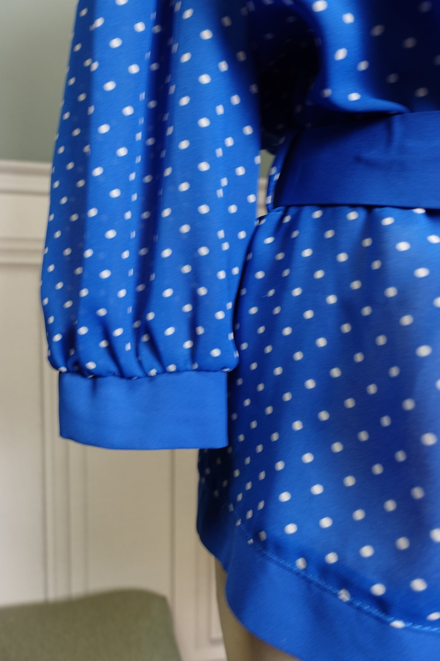 Blouse vintage bleue à pois avec ceinture