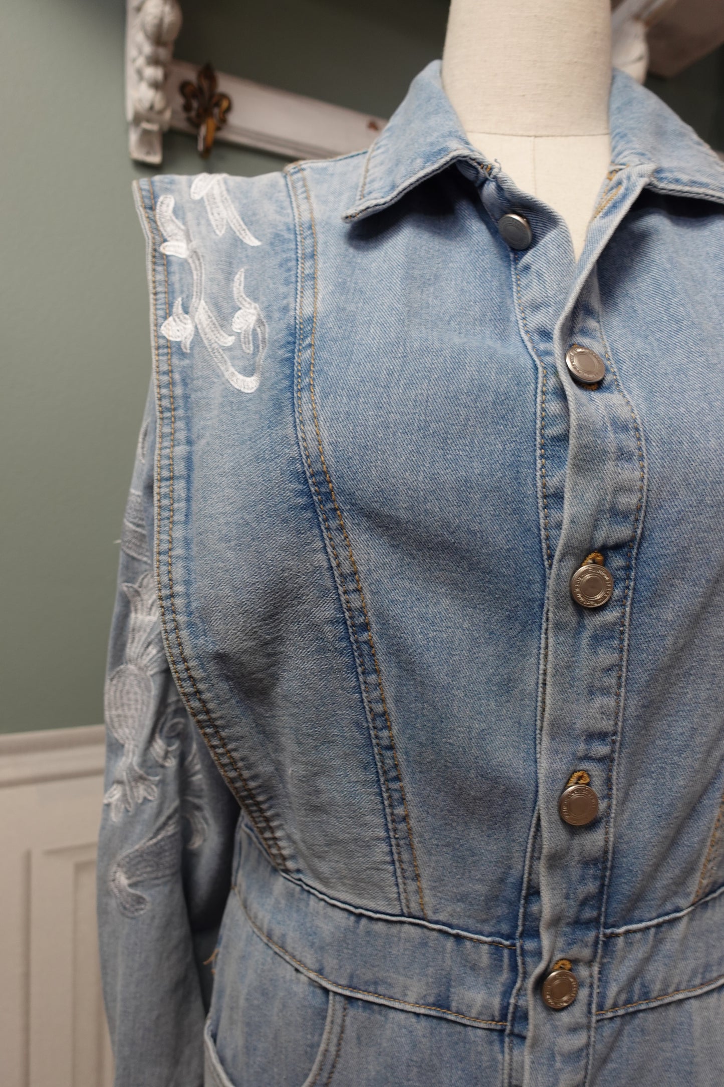 Combinaison en denim structurée – Inspiration Années 80