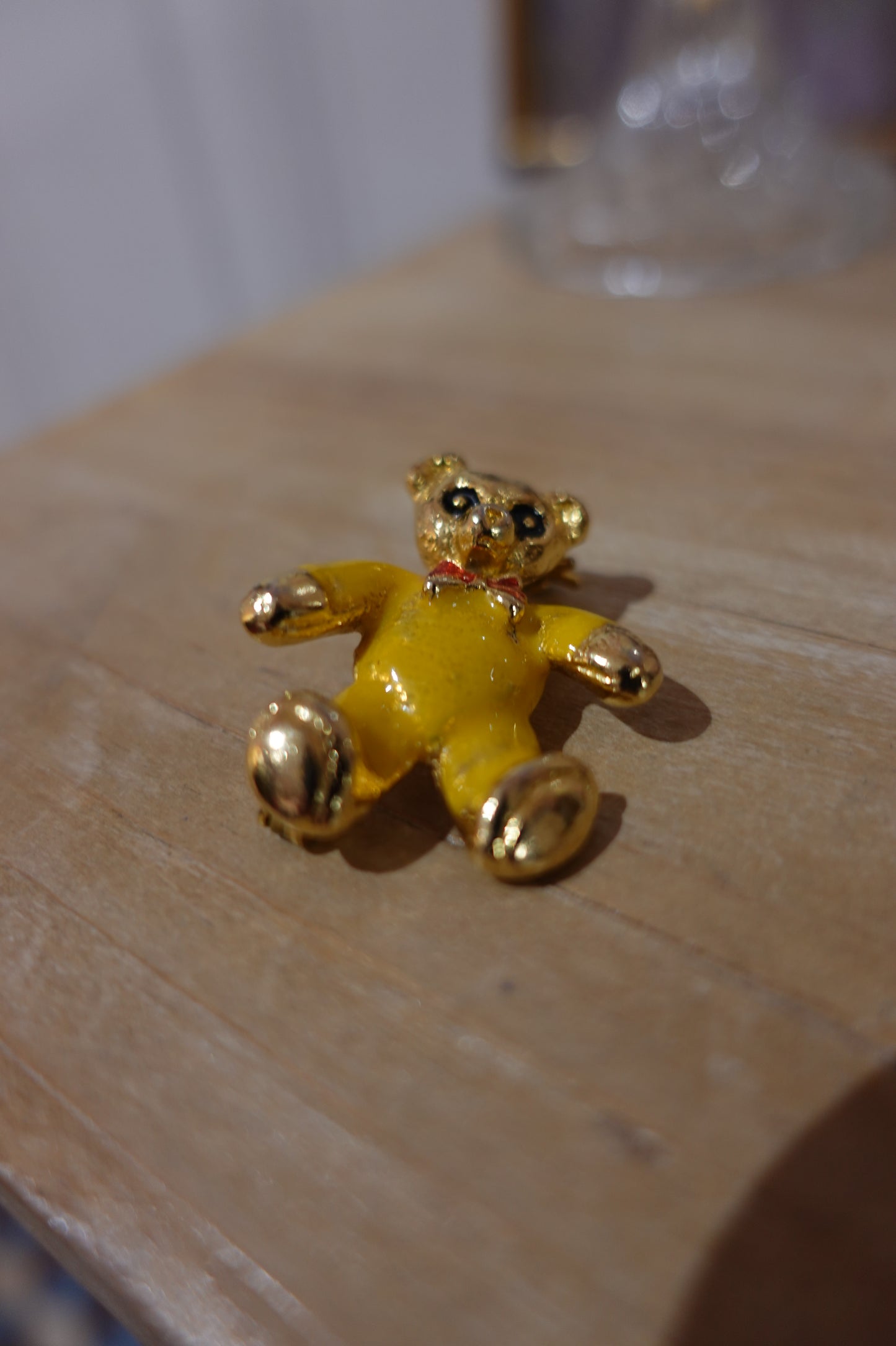 Broche vintage ourson émaillé jaune