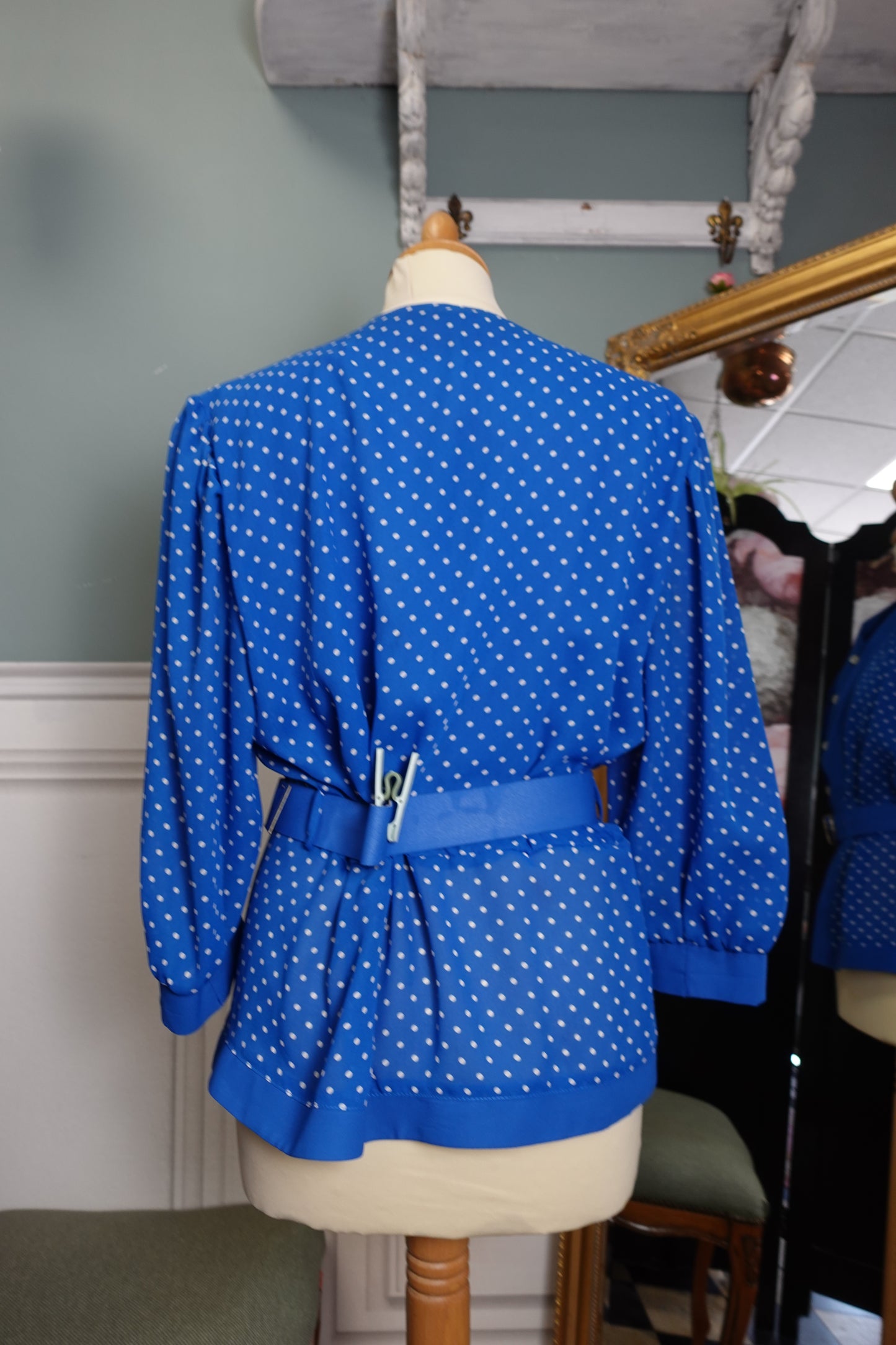 Blouse vintage bleue à pois avec ceinture