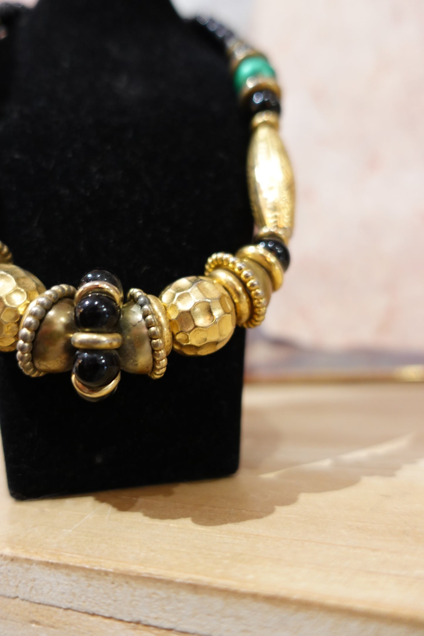 Collier vintage ethnique noir, vert et doré – Années 80/90