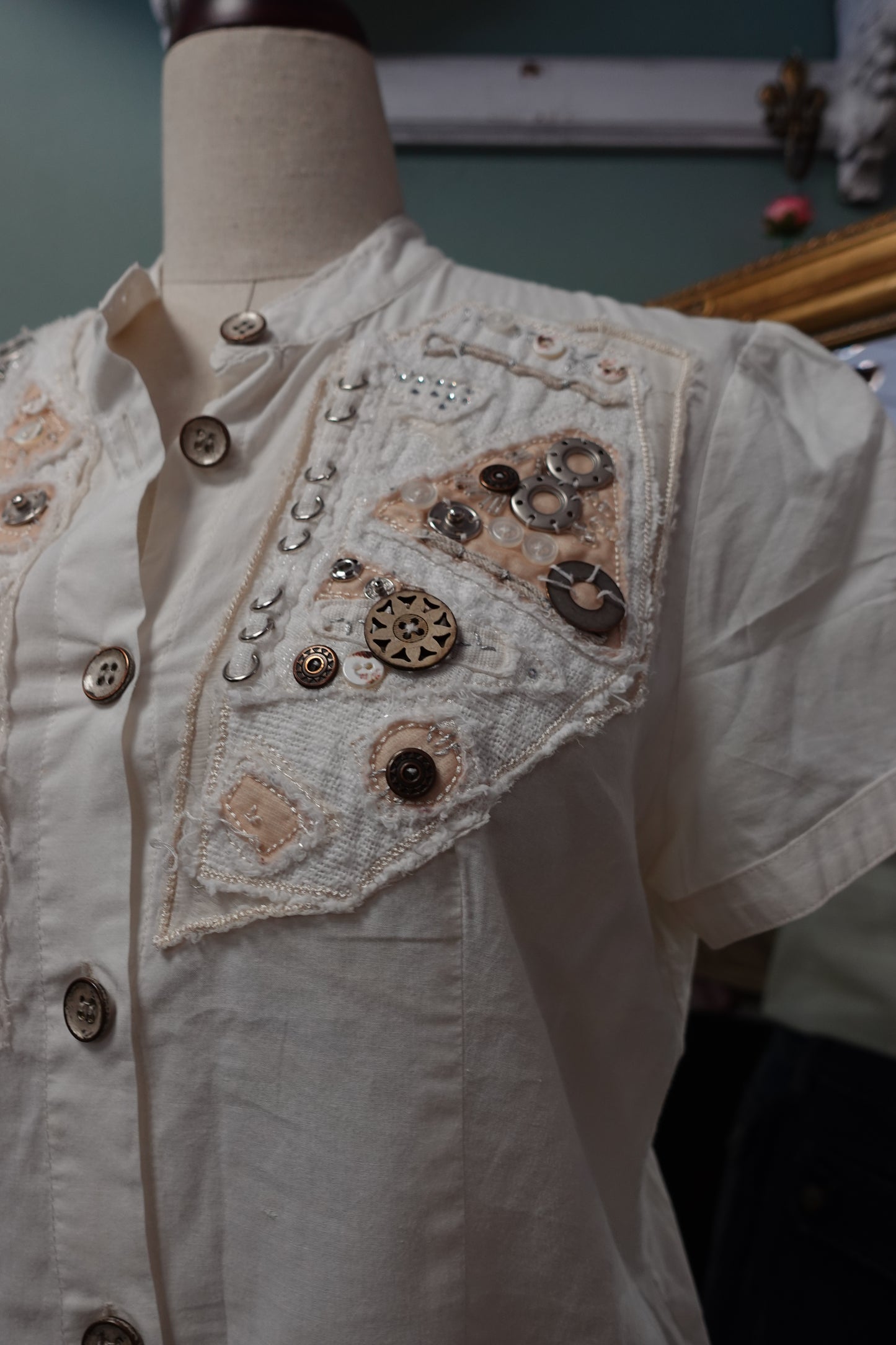 Chemisier en coton blanc "Artsy" à plastron de boutons vintage – T.36/38