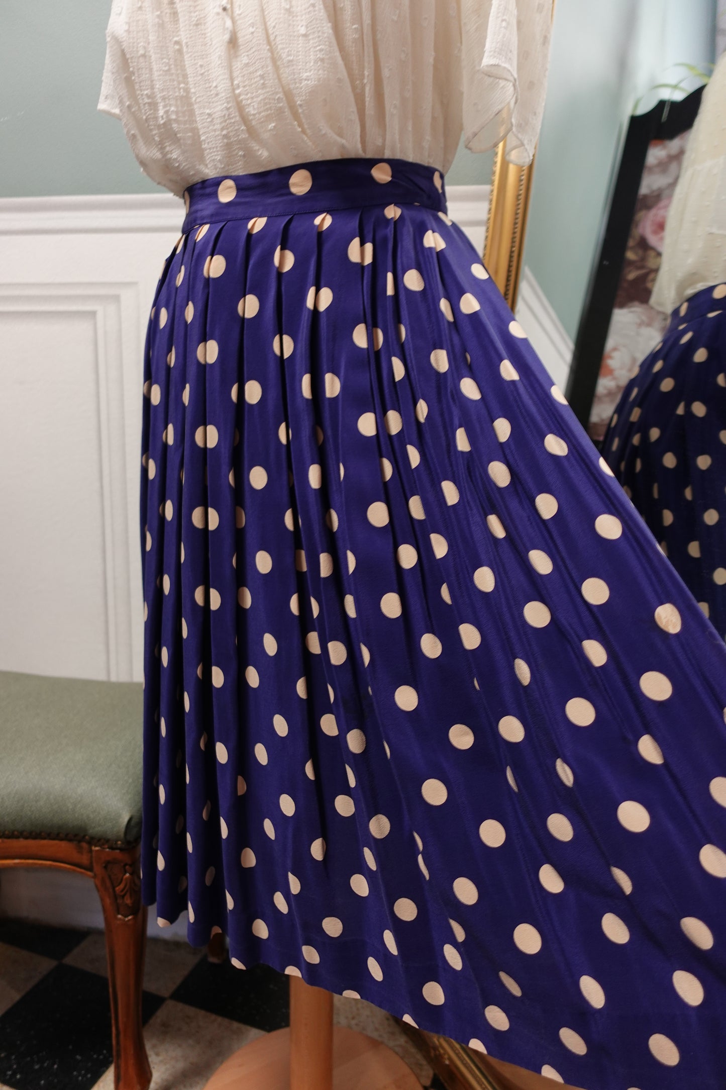 Jupe vintage en soie bleu-violet à pois beiges – Plissée