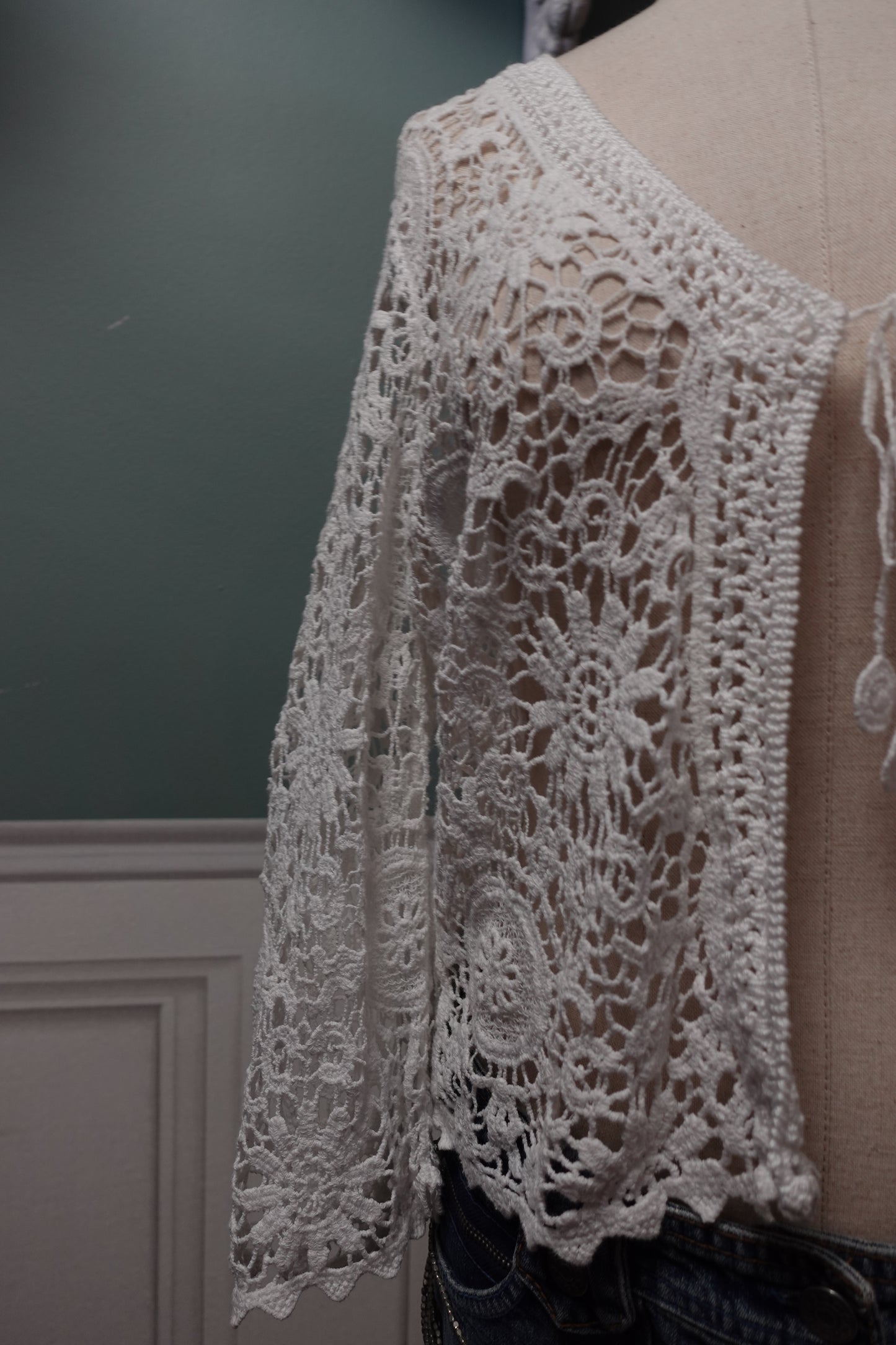 Gilet vintage en crochet blanc – Style bohème chic