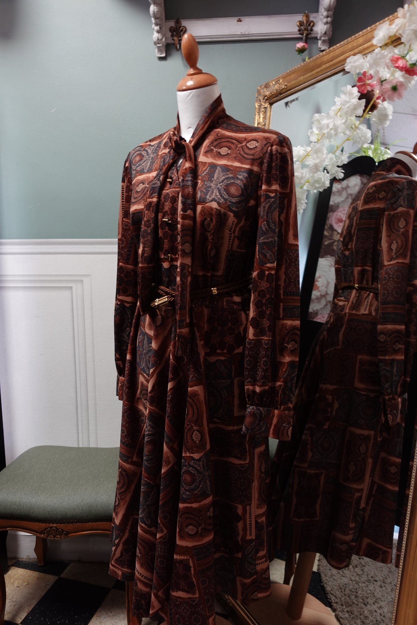 Robe Midi Vintage à Motifs Graphiques Marron & Col Lavallière