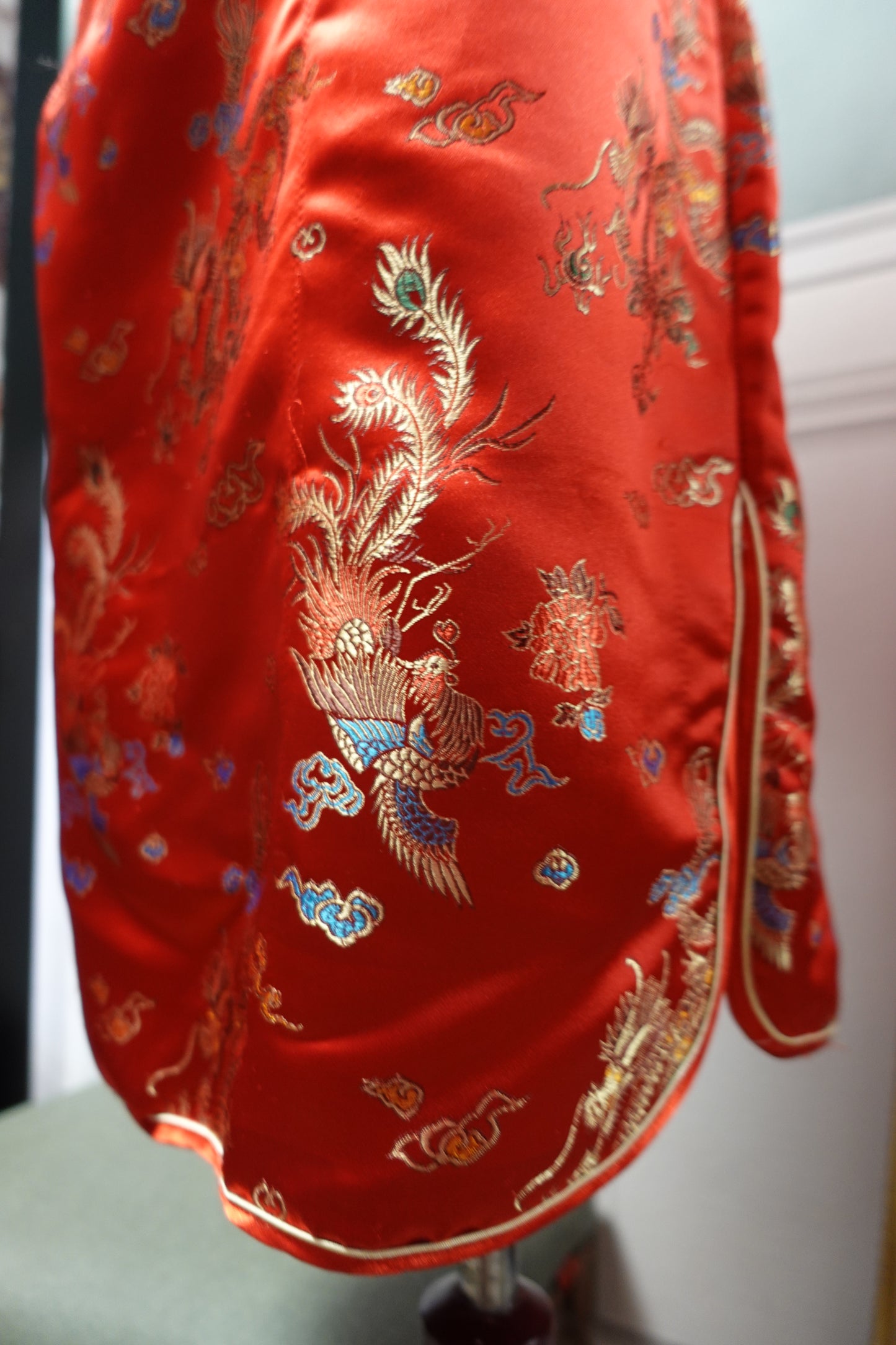 Robe Qipao Rétro en Brocart Satiné – Rouge Impérial