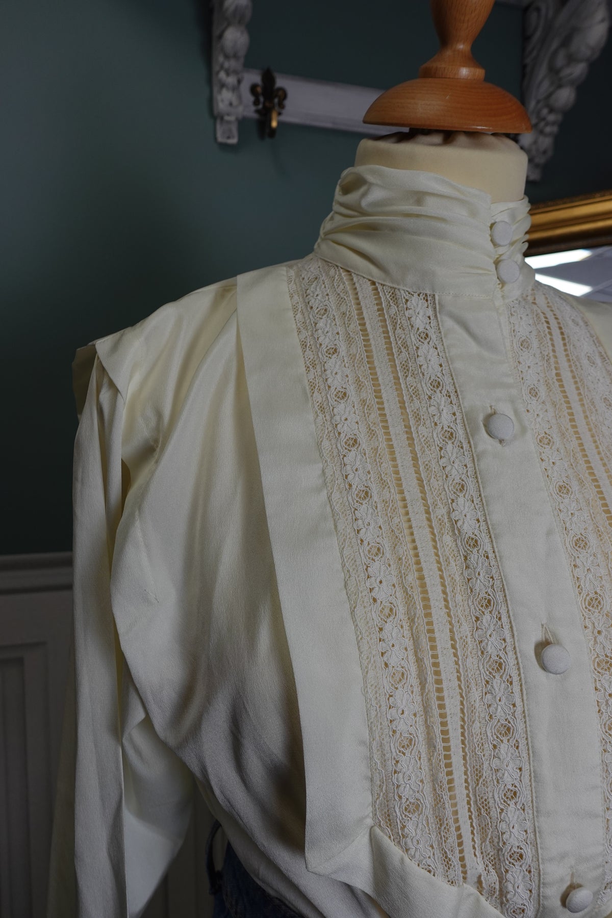 Chemisier en dentelle et col montant – Ted Lapidus Vintage – Ivoire