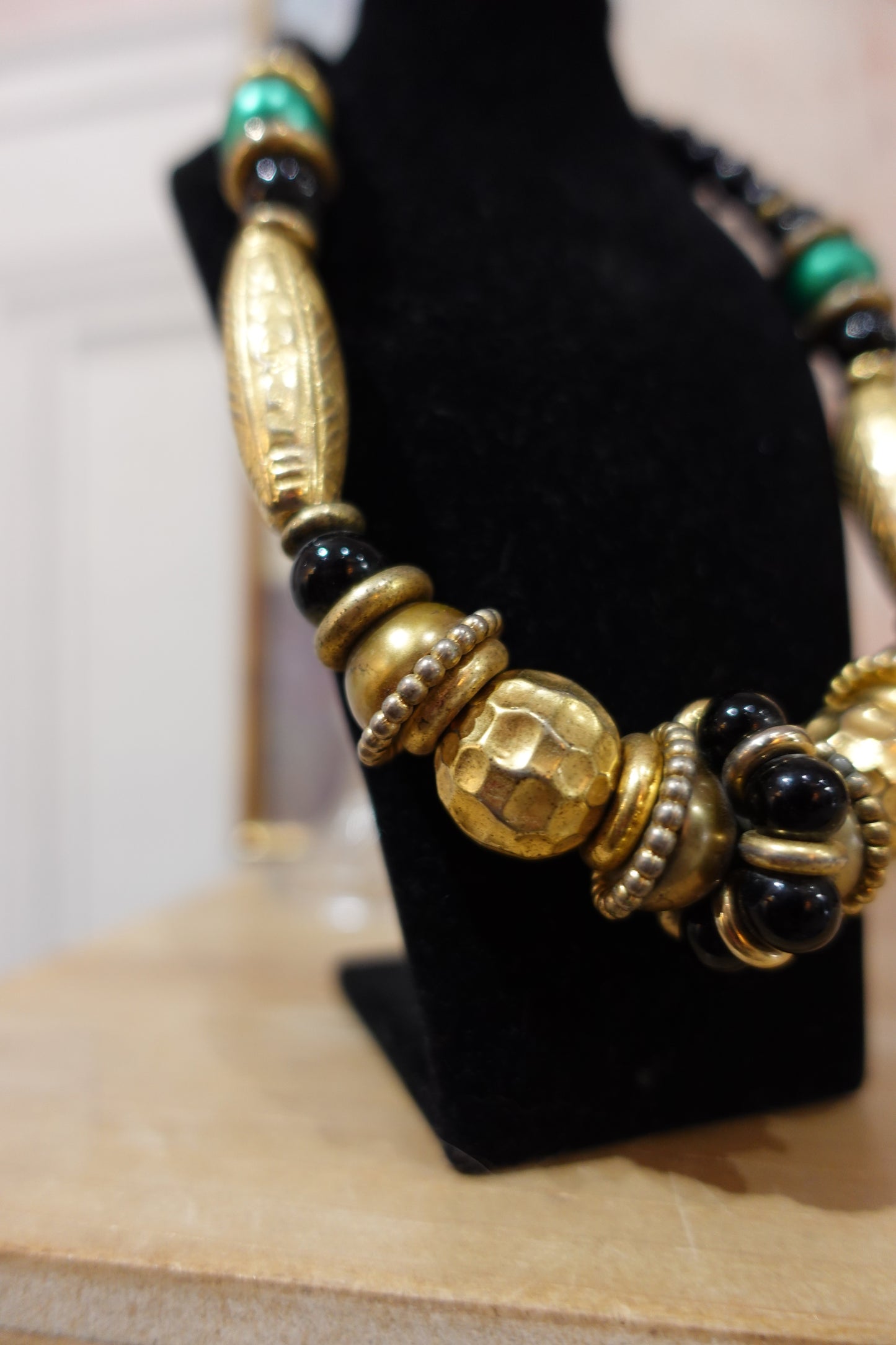 Collier vintage ethnique noir, vert et doré – Années 80/90