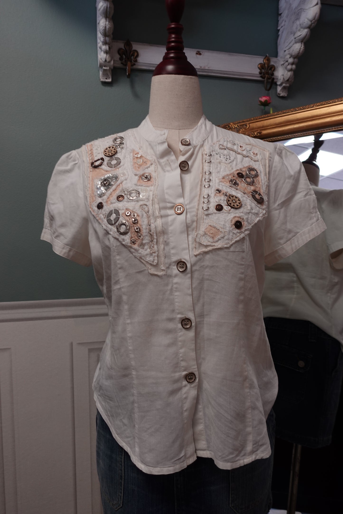 Chemisier en coton blanc "Artsy" à plastron de boutons vintage – T.36/38