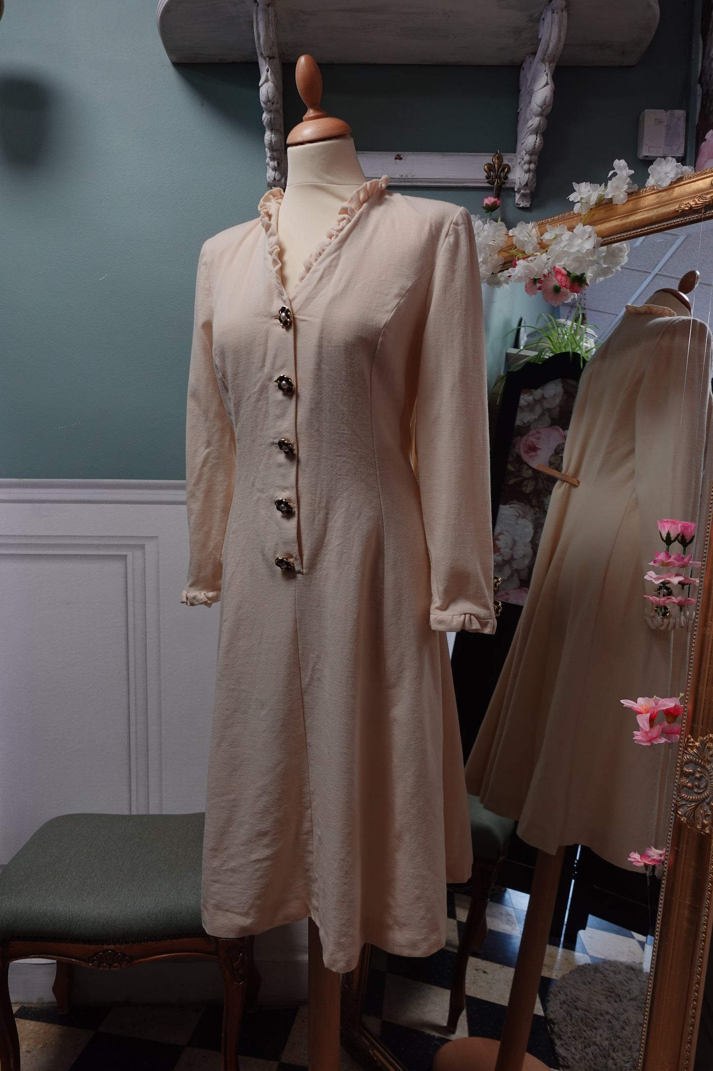 : Robe Midi en Laine Fine et Boutons Bijoux — Confection Italienne Rétro