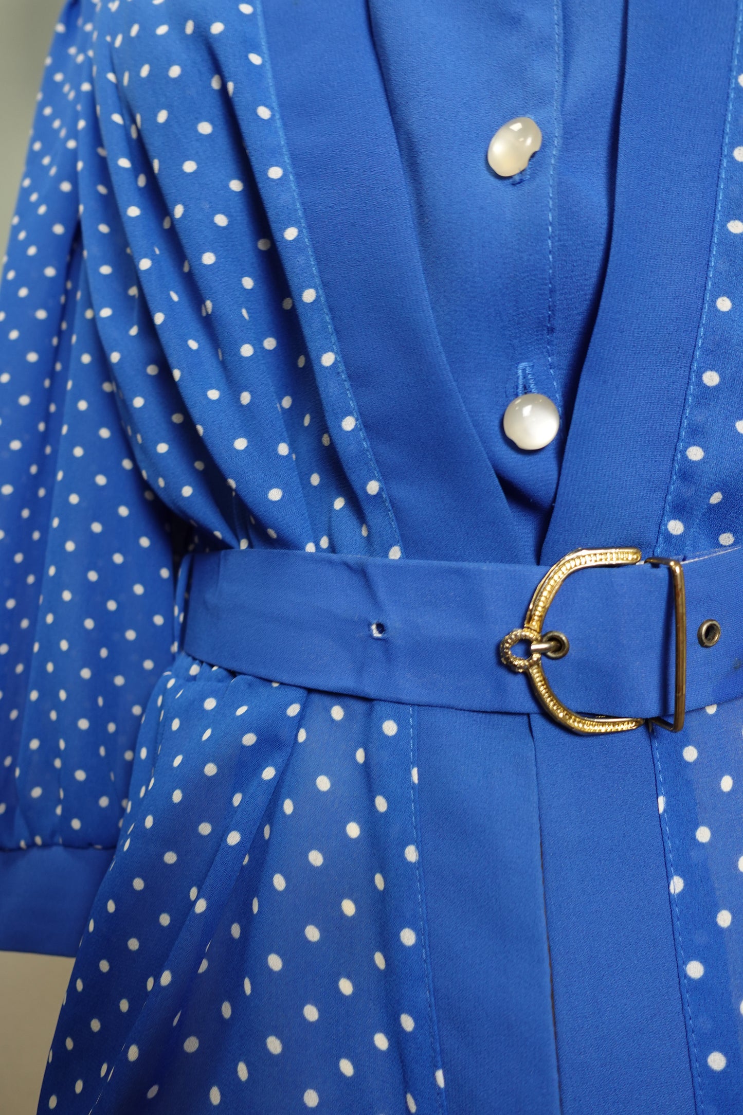 Blouse vintage bleue à pois avec ceinture
