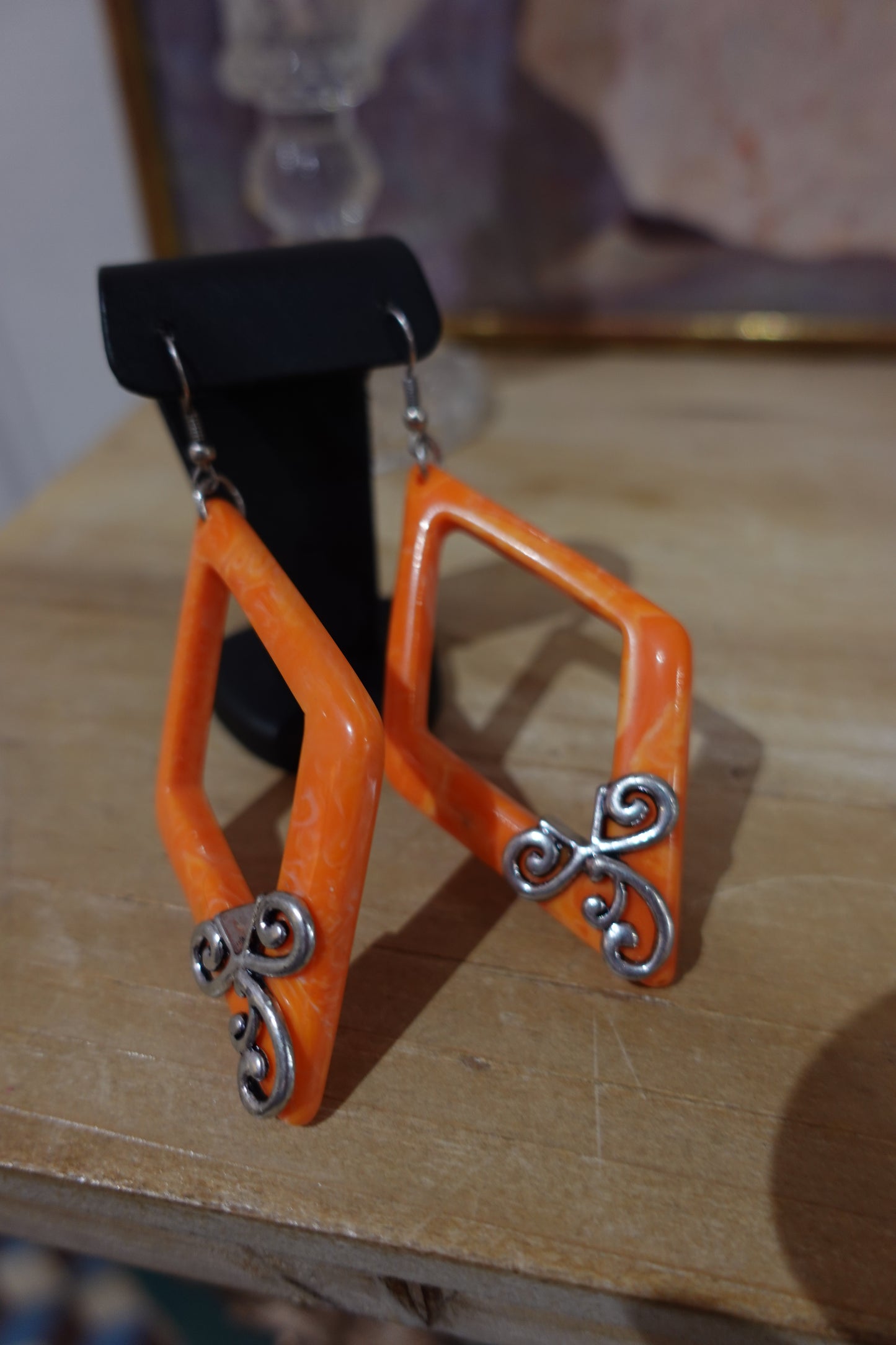 Boucles d’oreilles vintage losanges orange marbré – Résine & métal argenté