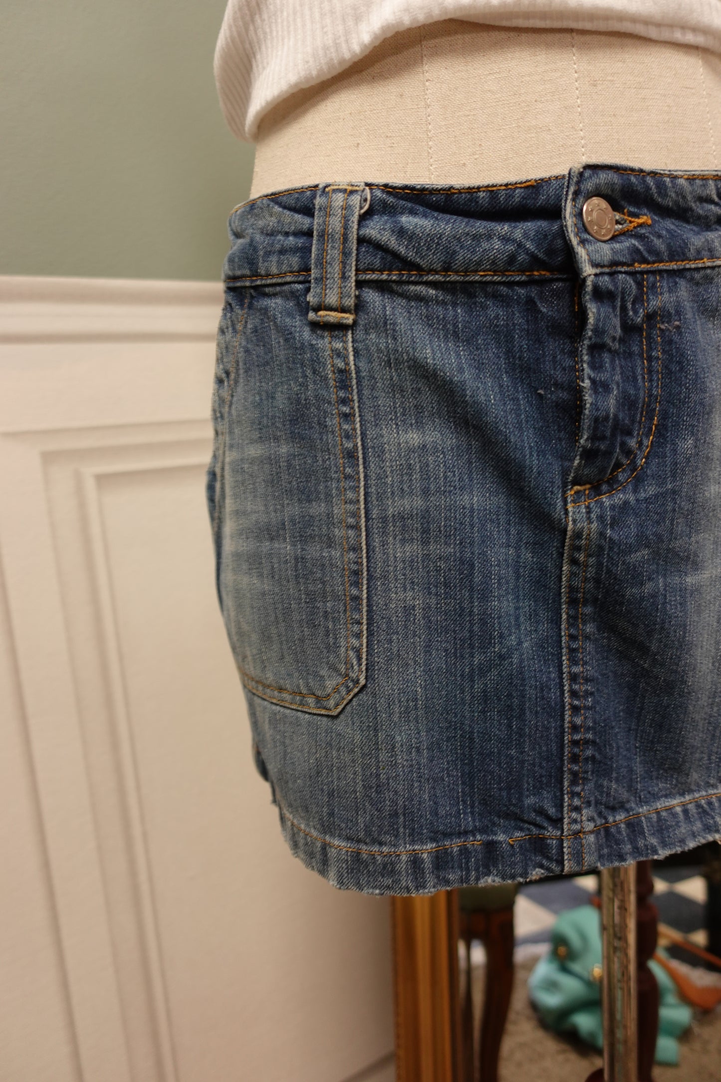 Mini-jupe en jean brut vintage "Maje Paris" – Coupe Y2K taille basse