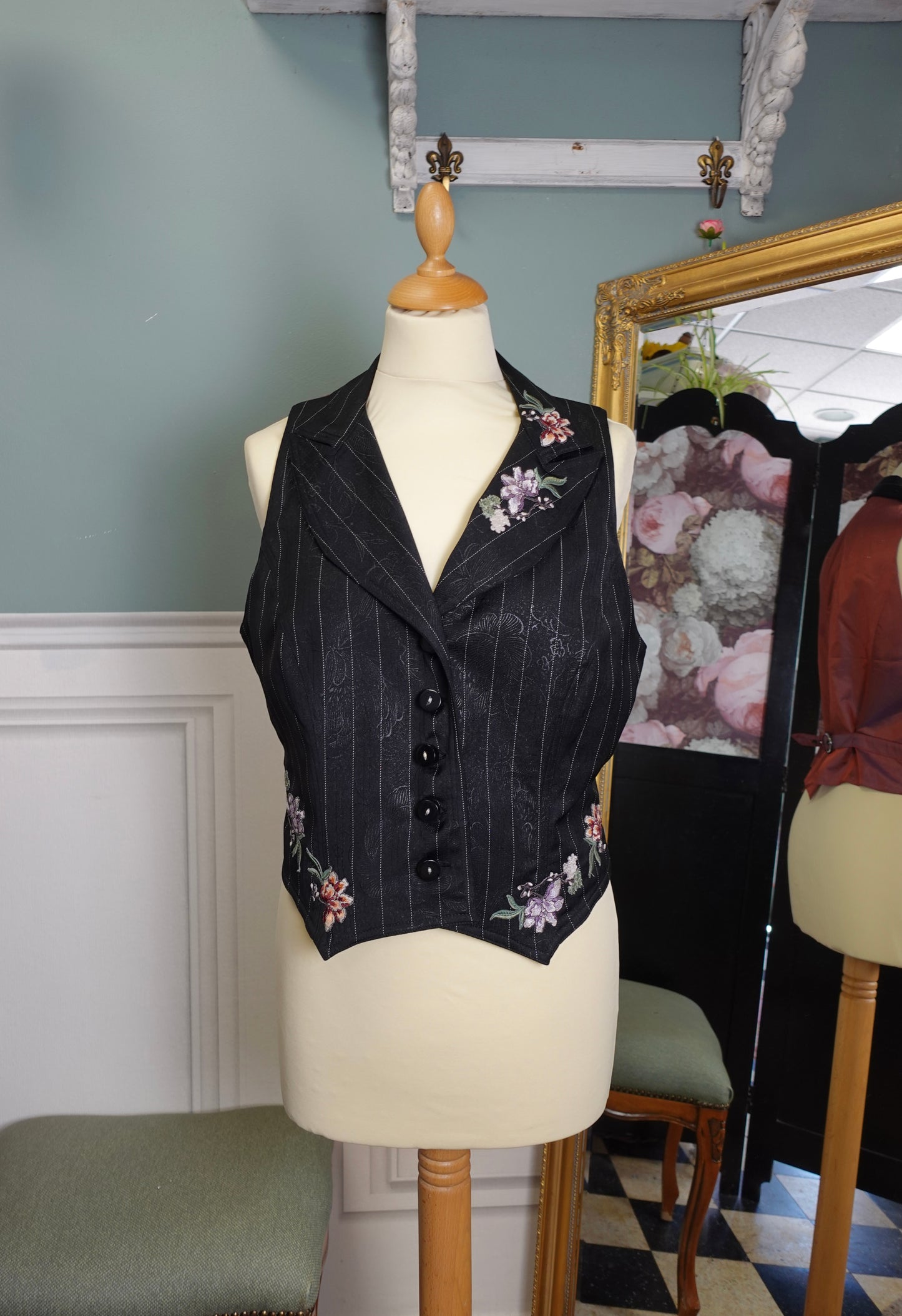 Gilet de costume vintage noir brodé à fines rayures