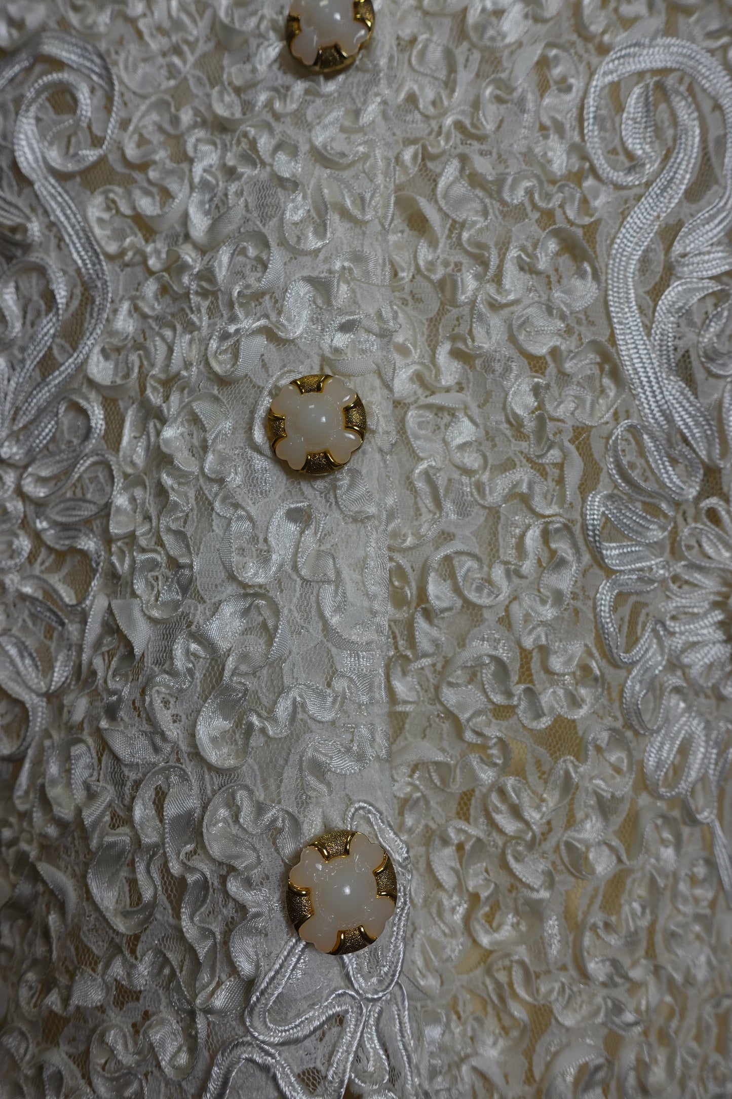 Gilet vintage blanc texturé à appliqués floraux