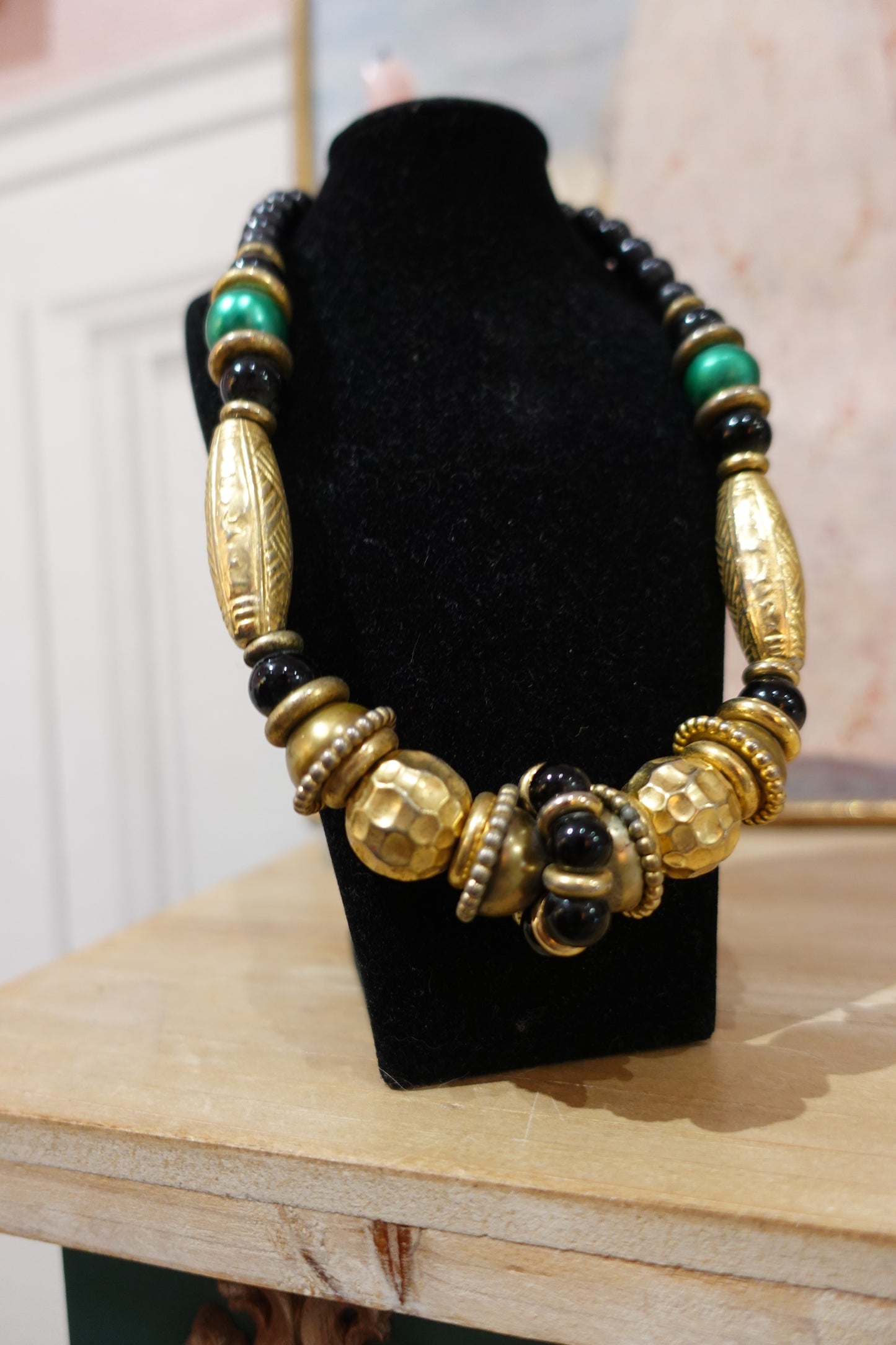 Collier vintage ethnique noir, vert et doré – Années 80/90