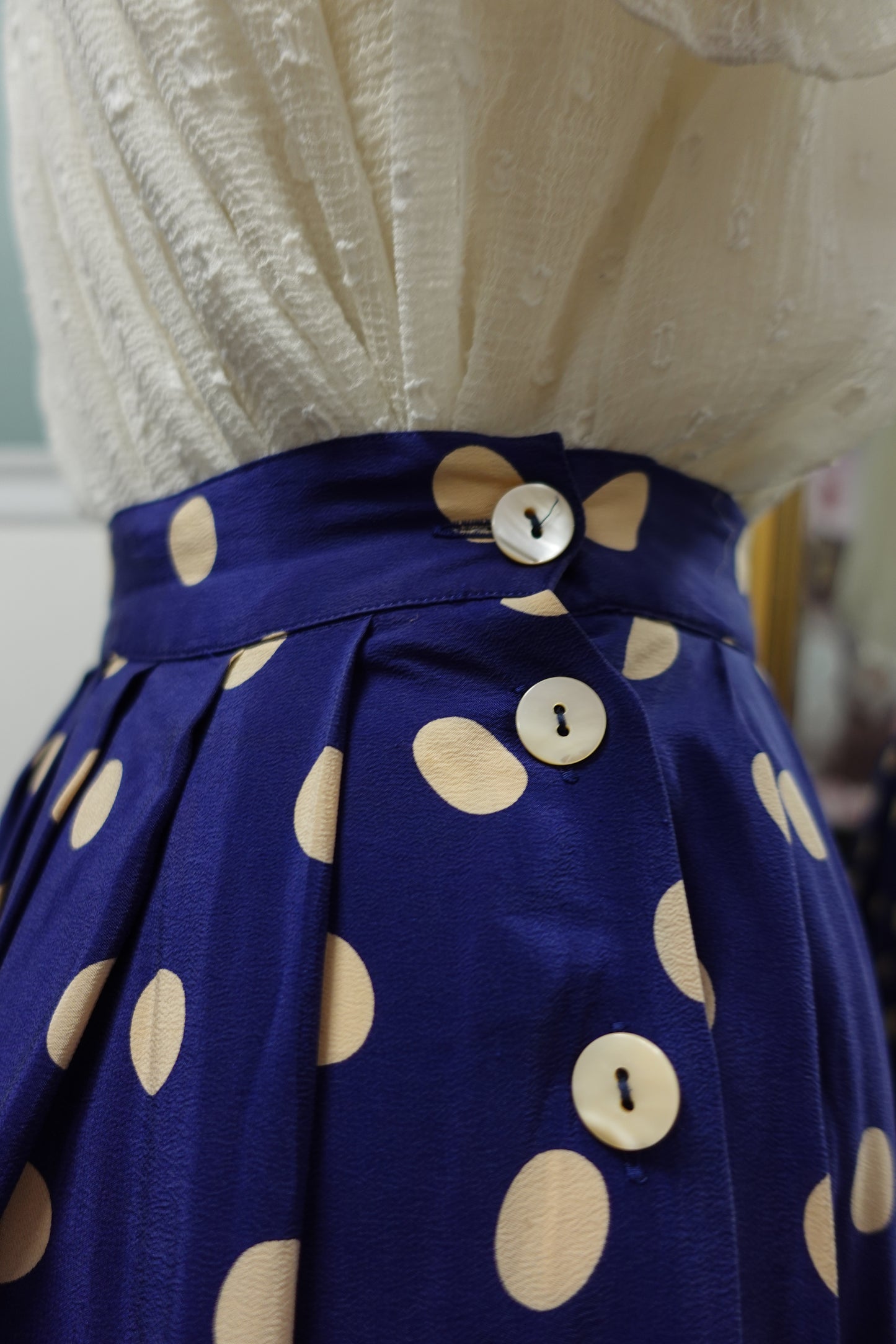 Jupe vintage en soie bleu-violet à pois beiges – Plissée