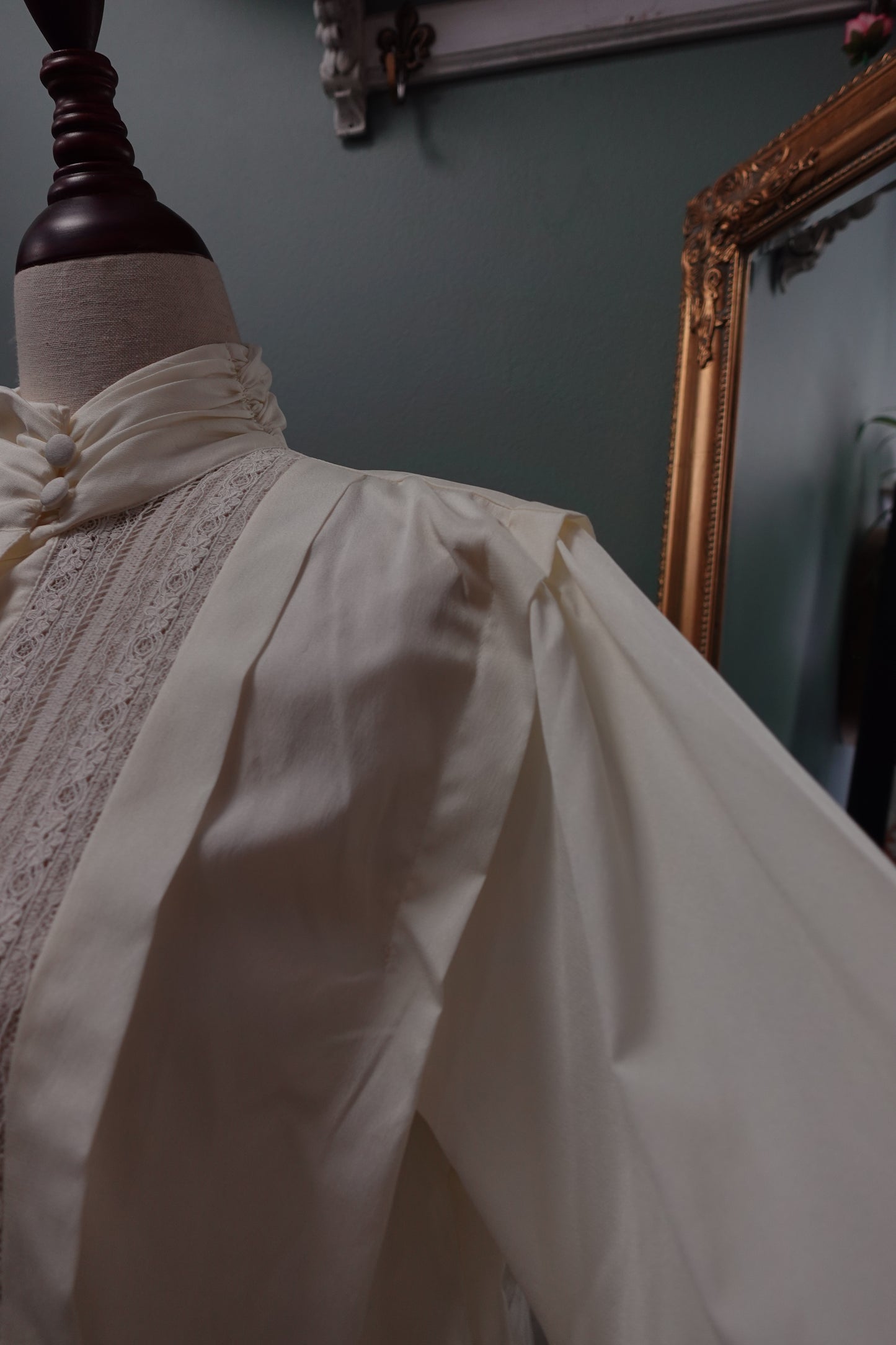 Chemisier en dentelle et col montant – Ted Lapidus Vintage – Ivoire