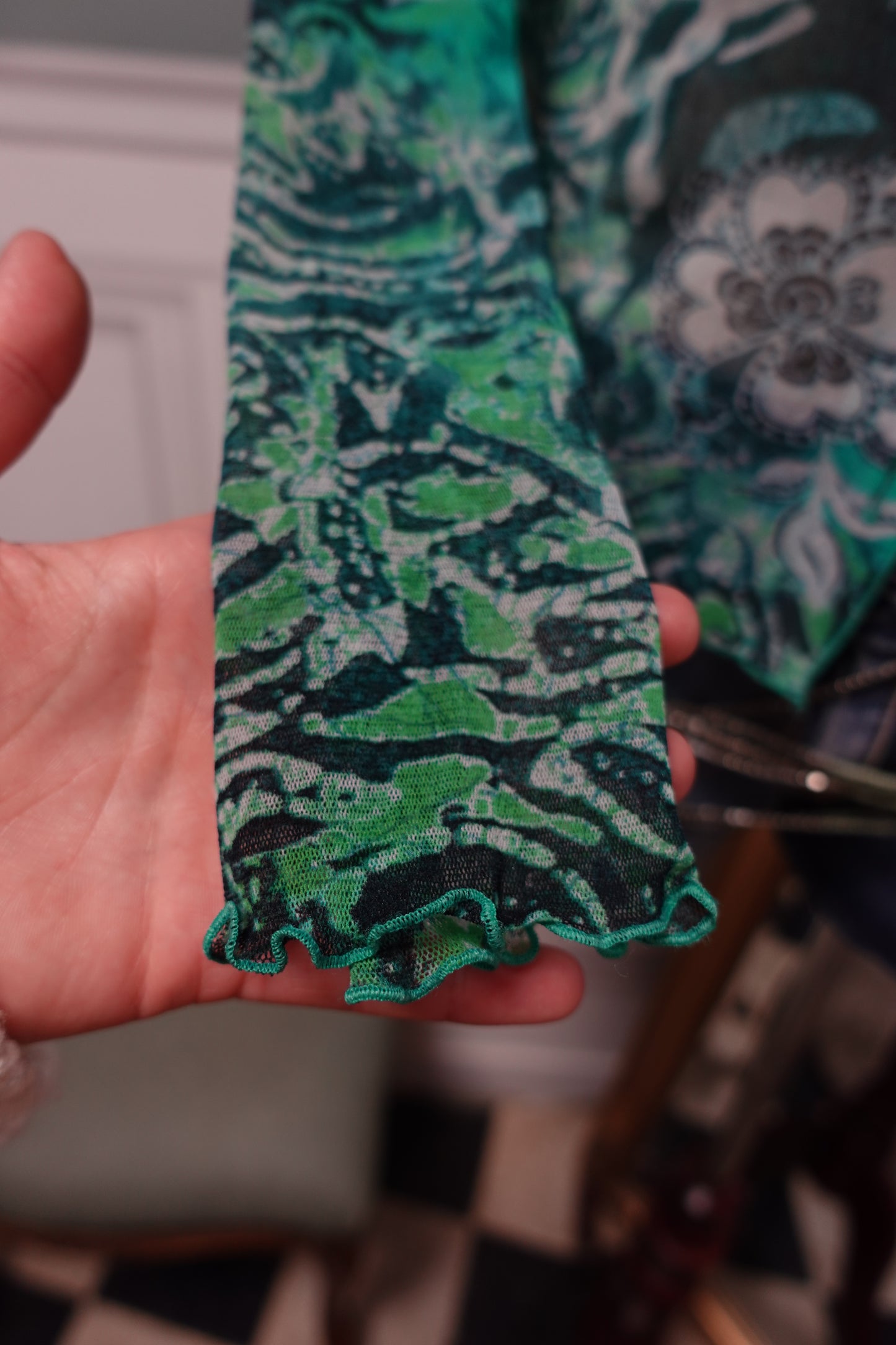 Haut vintage Weill en maille transparente verte à imprimé artistique – Taille 40