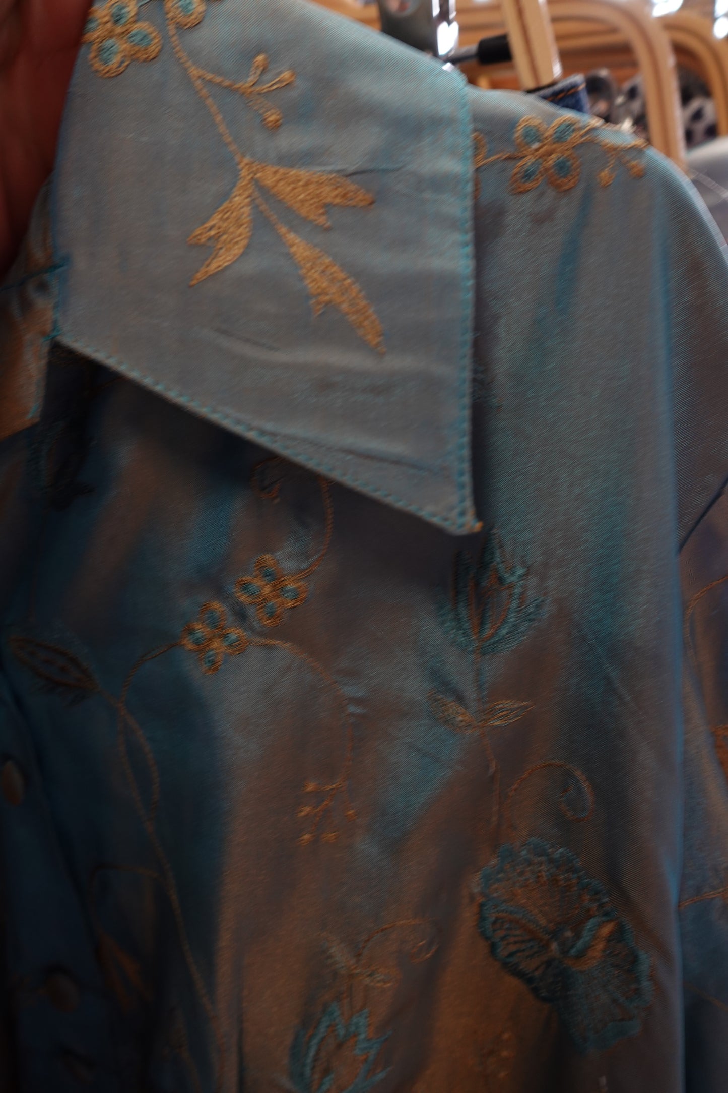 Blouse Satinée Broderies Graphiques & Reflets Dorés — Jacqueline Riu Archives