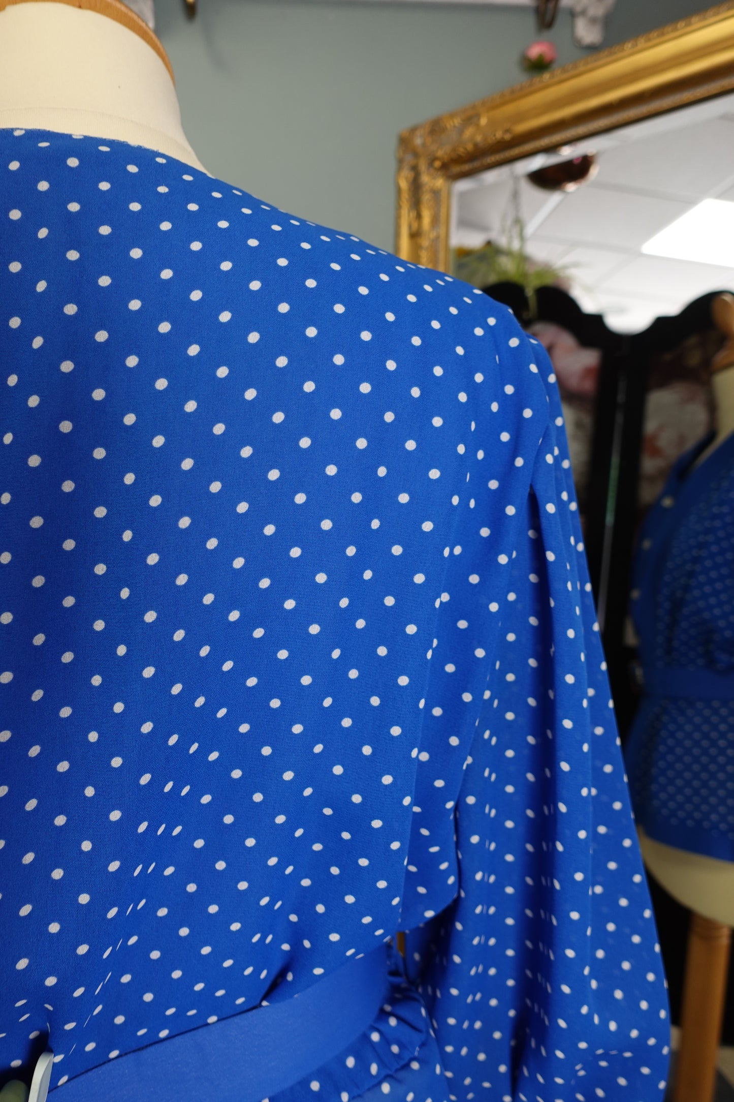Blouse vintage bleue à pois avec ceinture