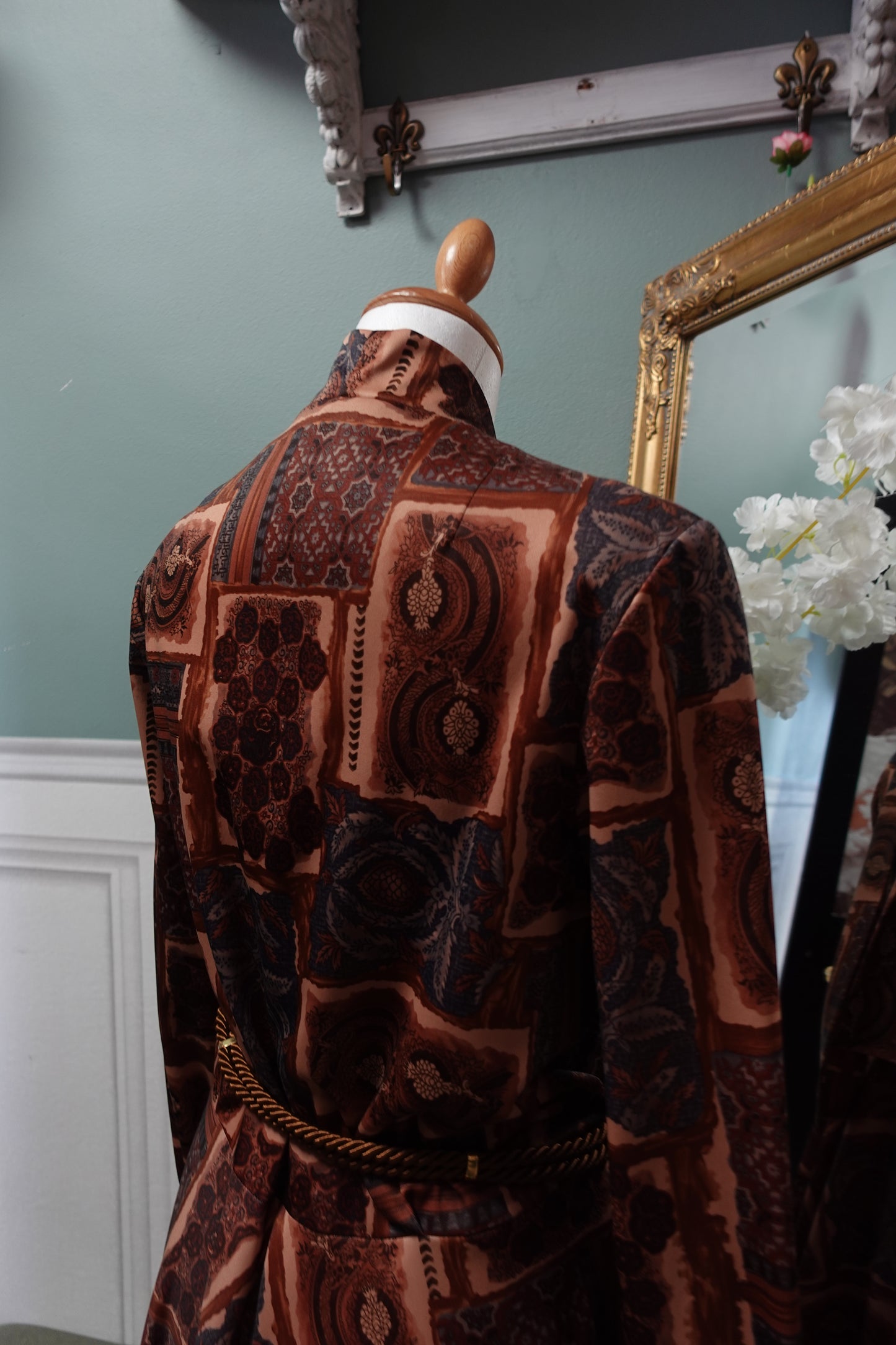 Robe Midi Vintage à Motifs Graphiques Marron & Col Lavallière
