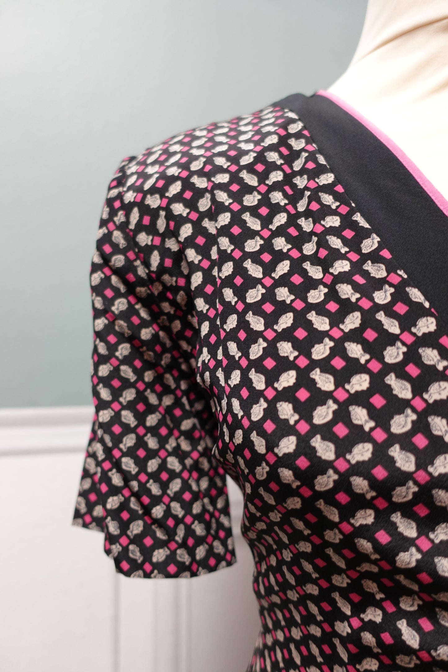Robe vintage faite main noire et rose à motifs poissons – Style années 80/90