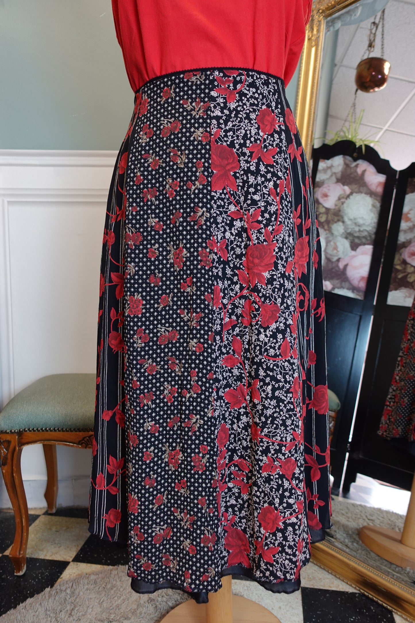 Jupe vintage noire fleurie rouge doublée
