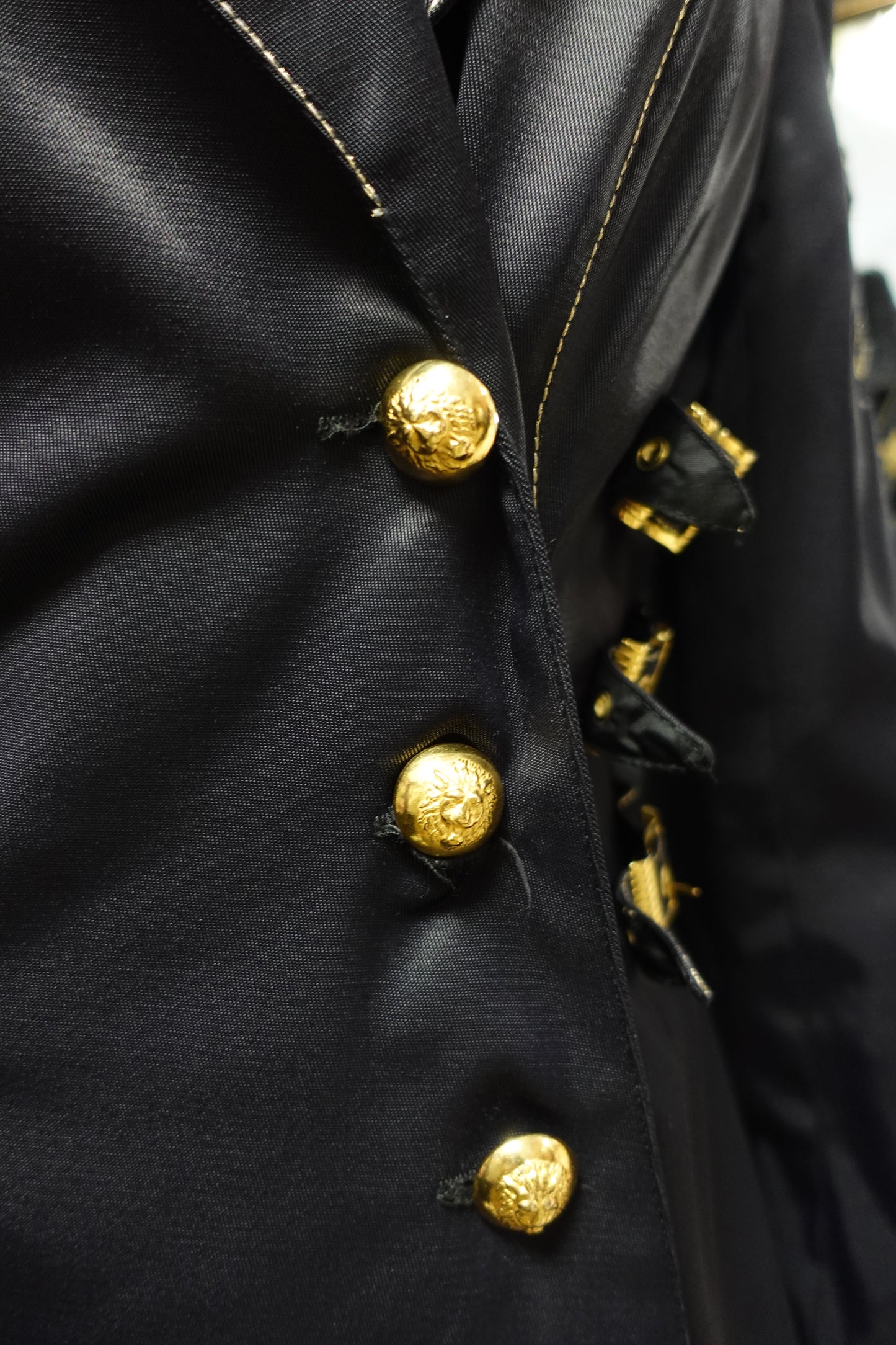 Veste Blazer Asymétrique Vintage — Noir & Boutons Bijoux (Circa 1980)