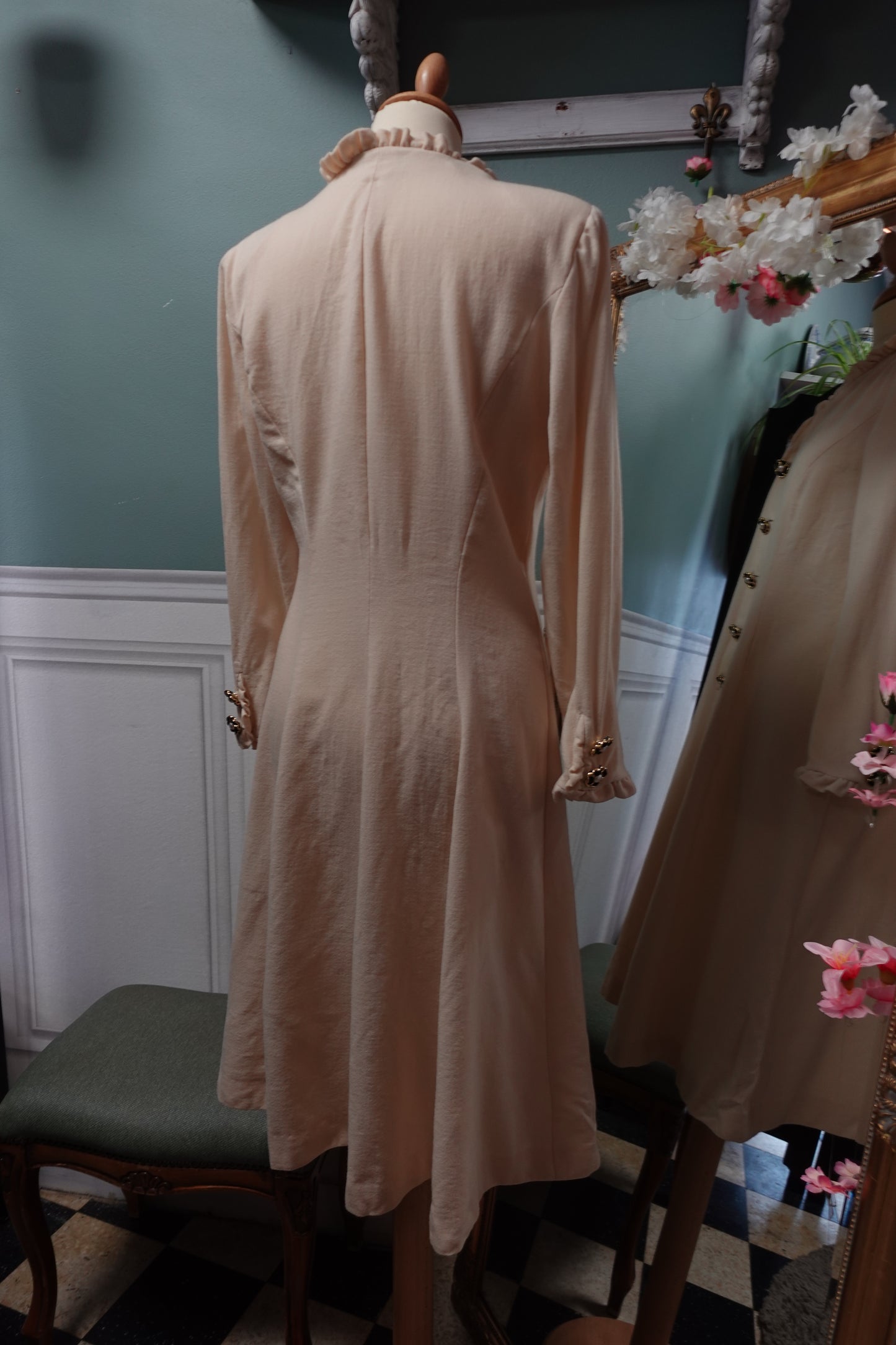 : Robe Midi en Laine Fine et Boutons Bijoux — Confection Italienne Rétro