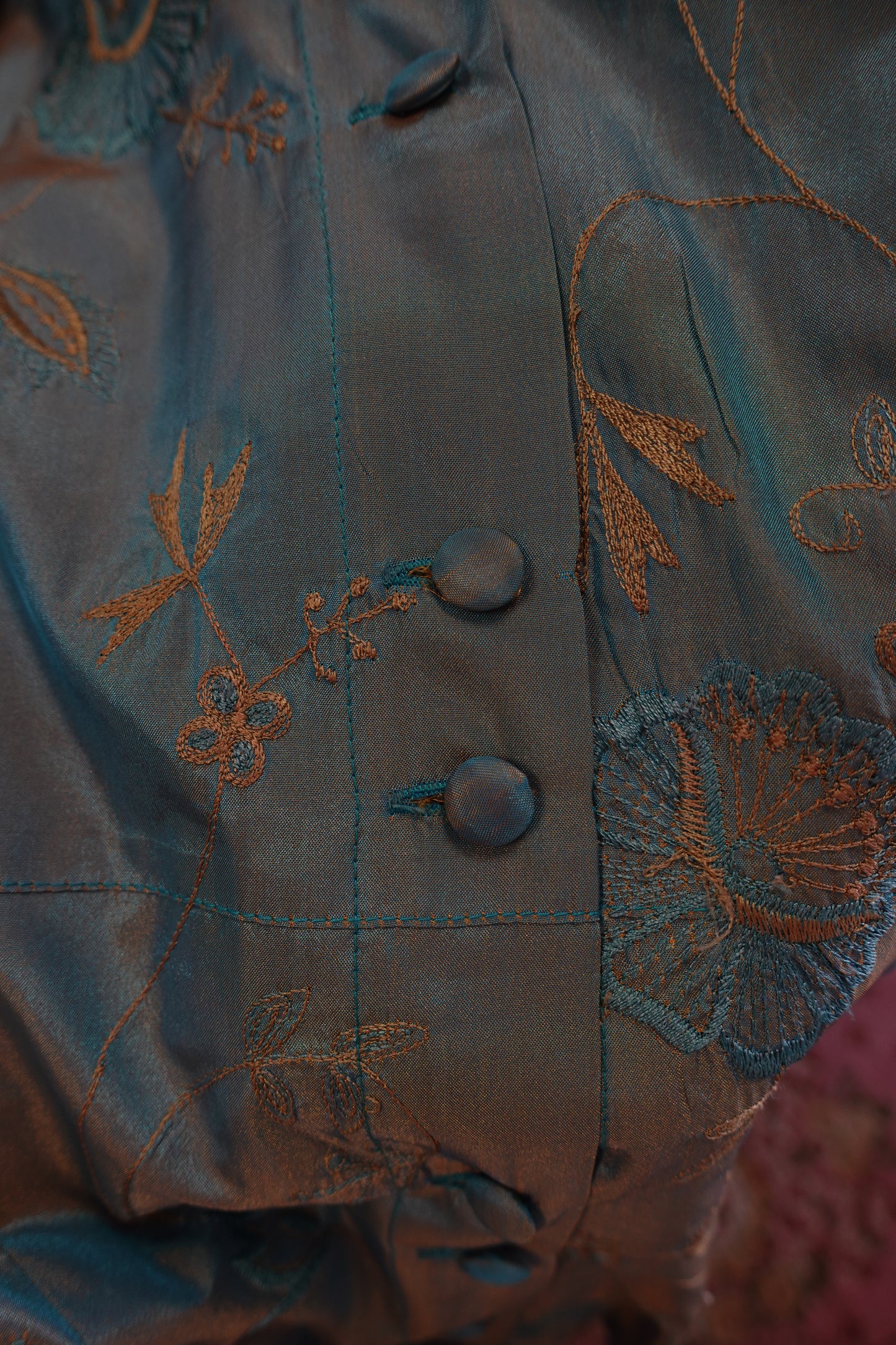 Blouse Satinée Broderies Graphiques & Reflets Dorés — Jacqueline Riu Archives